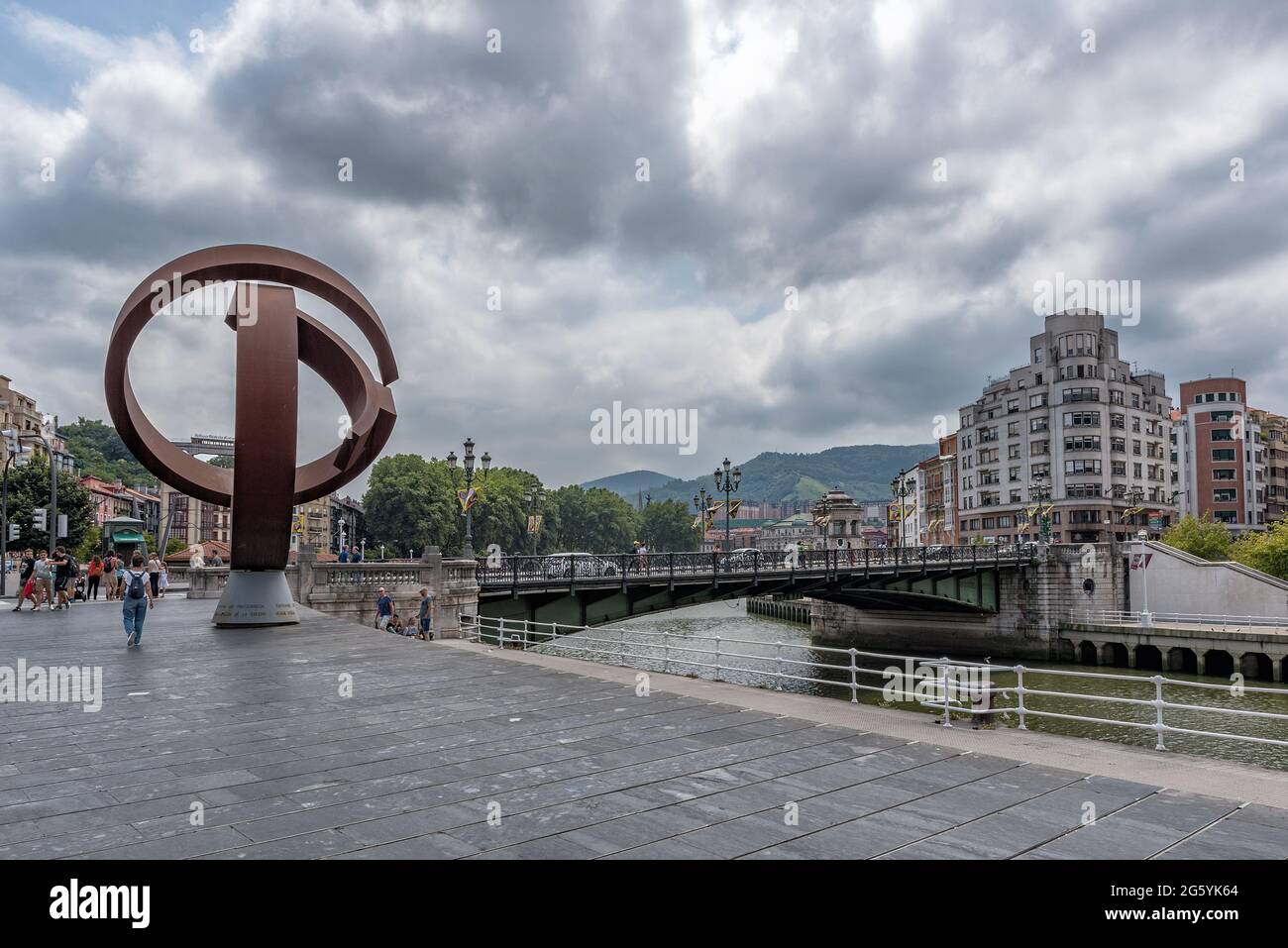 centre-ville de bilbao avec rivière nervion et promenade, pays basque, espagne Banque D'Images