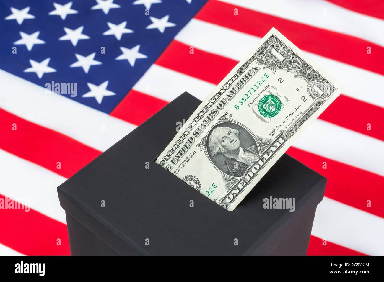 BILLET de 1 dollar US / 1 dollar avec George Washington sur le côté opposé + une fausse boîte de vote électorale et Stars & Stripes. Pour acheter des votes, des collectes de fonds politiques Banque D'Images