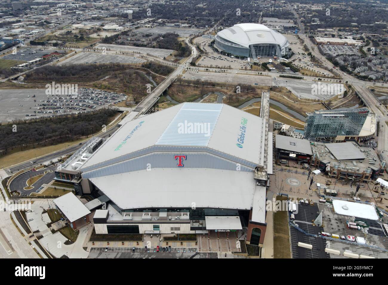 Vue aérienne du Globe Life Field et DU STADE AT&T, vendredi 1er janvier 2021, à Arlington, Texte Banque D'Images