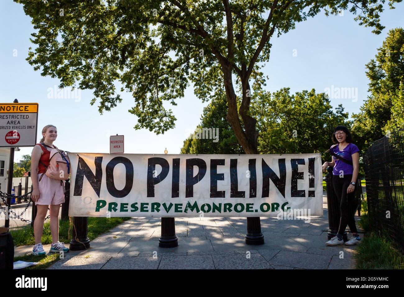 Washington, DC, États-Unis. 30 juin 2021. Photo : des manifestants avec une bannière opposée au Pipeline de Mountain Valley sont parmi ceux qui bloquent une entrée à la Maison Blanche. La manifestation a appelé l'Administration et le Congrès de Biden à accorder la priorité à la justice climatique et aux droits des autochtones et à mettre fin à la poursuite du développement de l'extraction des combustibles fossiles. Crédit : Allison Bailey/Alamy Live News Banque D'Images