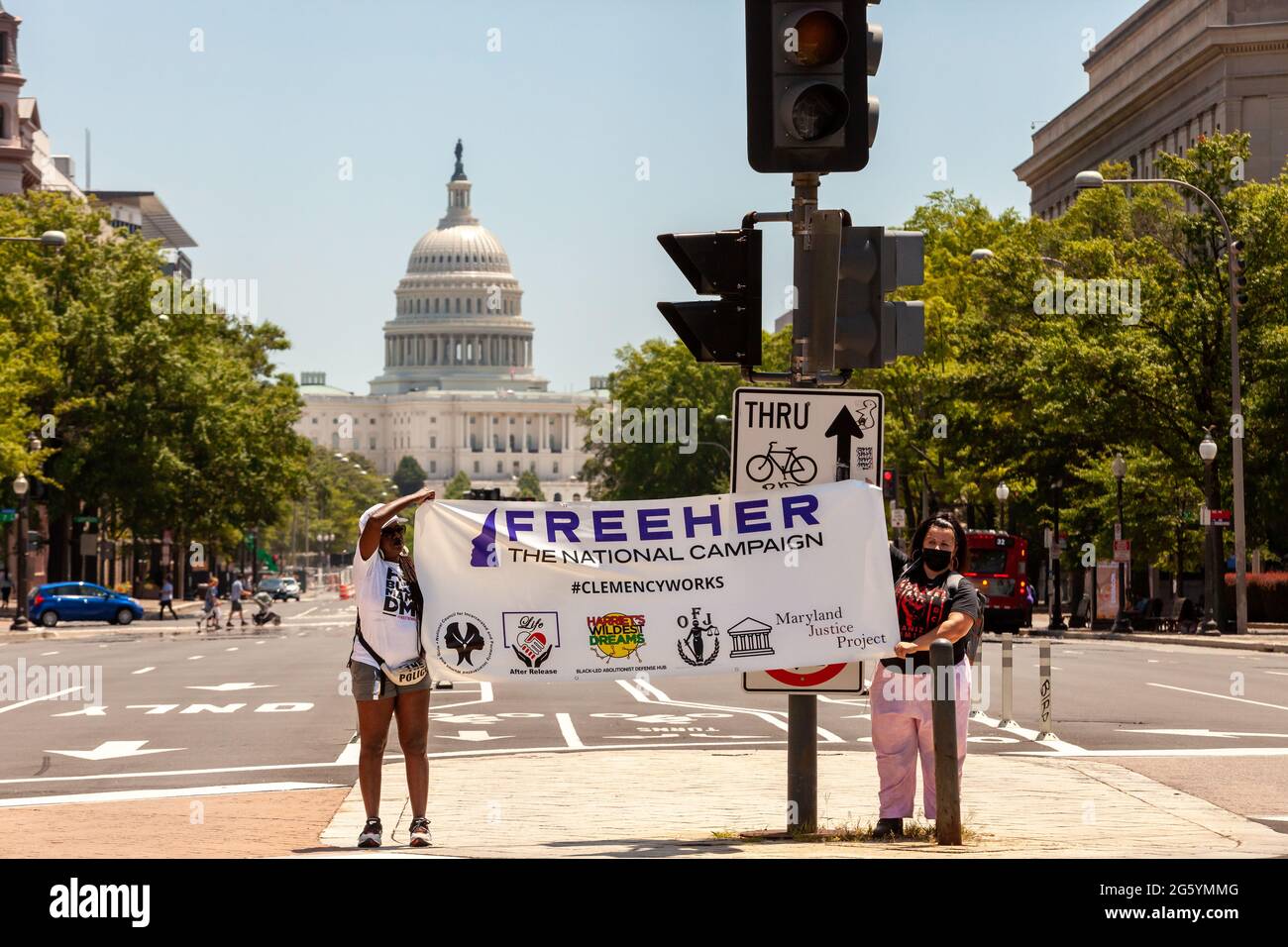 Washington, DC, États-Unis. 30 juin 2021. Photo : les manifestants tiennent une bannière sur Pennsylvania Avenue exhortant le ministère de la Justice à libérer Gwen Levi pour y être enfermement. Levi est une grand-mère de 76 ans qui a été renvoyée chez elle pour purger le reste de sa peine de prison en vertu de la LOI CARES. Elle a été mise en garde après avoir manqué un appel téléphonique pour vérifier son emplacement pendant qu'elle était en classe informatique. Crédit : Allison Bailey/Alamy Live News Banque D'Images