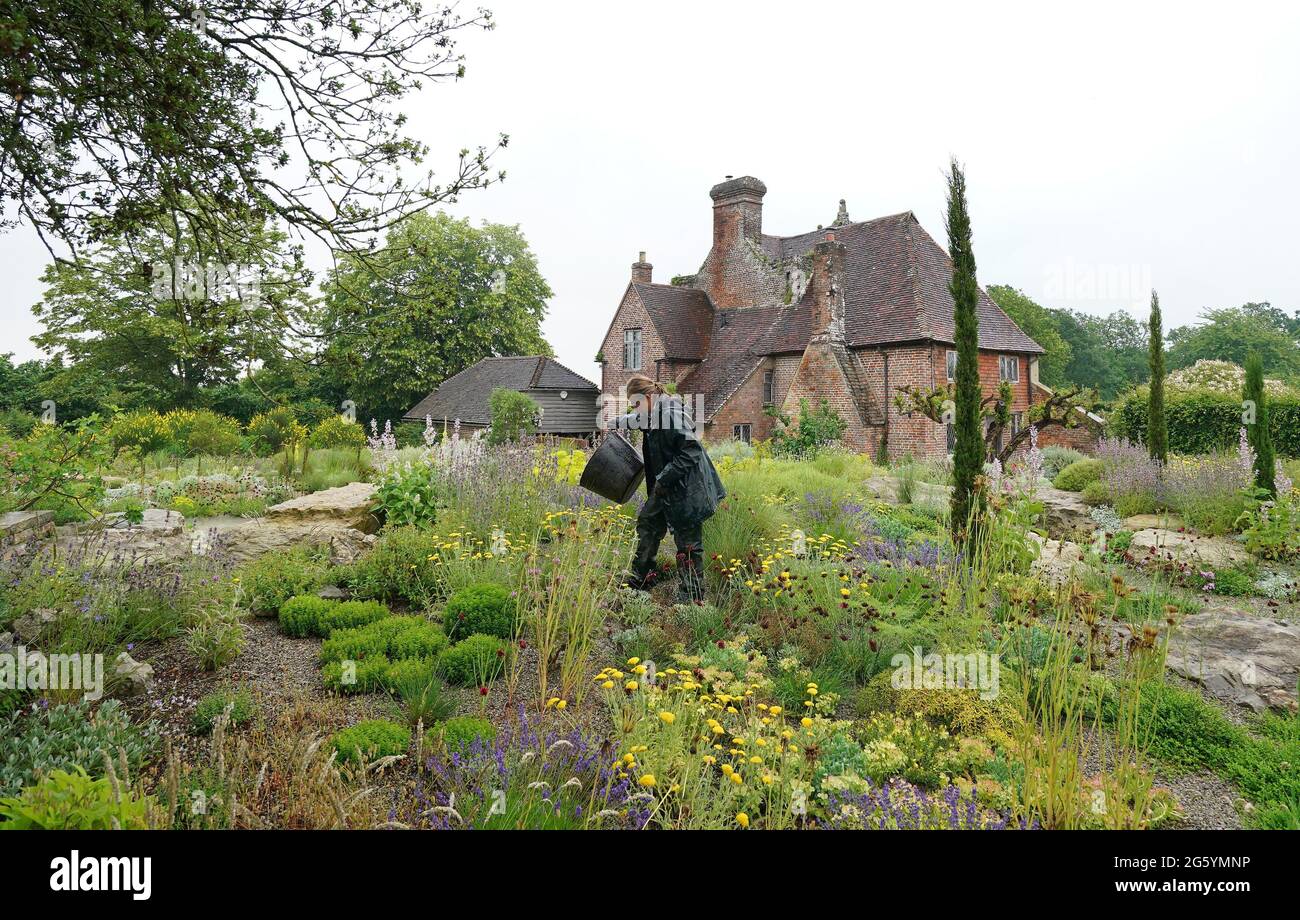 Le jardinier en chef, Saffron Prens, se trouve dans le nouveau jardin de Delos, au château de Sissinghurst du National Trust, à Cranbrook, dans le Kent. Créé en partenariat avec le jardinier Dan Pearson, le jardin utilise des techniques innovantes pour récolter le maximum de lumière du soleil et des plantes méditerranéennes pour apporter une tranche de Grèce au jardin classé Grade I dans le Kent rural. Date de la photo: Mardi 29 juin 2021. Banque D'Images