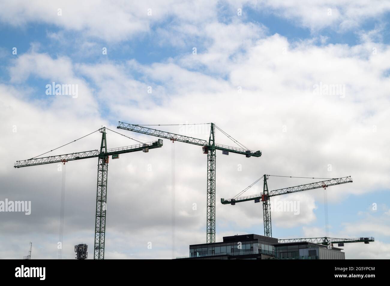 grues de construction en ville Banque D'Images