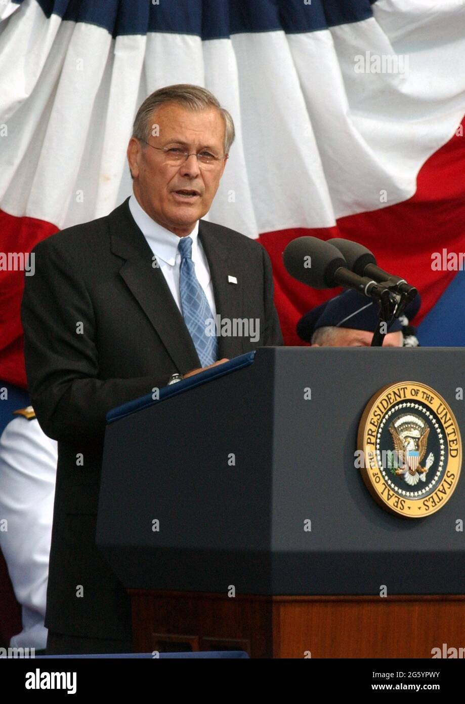 Photo du dossier en date du 11 septembre 2002 de Donald Rumsfeld lors de la cérémonie d'attaque commerciale de 9/11 au Pentagone à Washington, DC, Etats-Unis. Donald Rumsfeld, l'architecte erbe de la guerre en Irak et un maître de Washington, qui a été le secrétaire américain à la Défense de deux présidents, est décédé à l'âge de 88 ans. Photo de Ron Sachs/CNP/ABACAPRESS.COM Banque D'Images