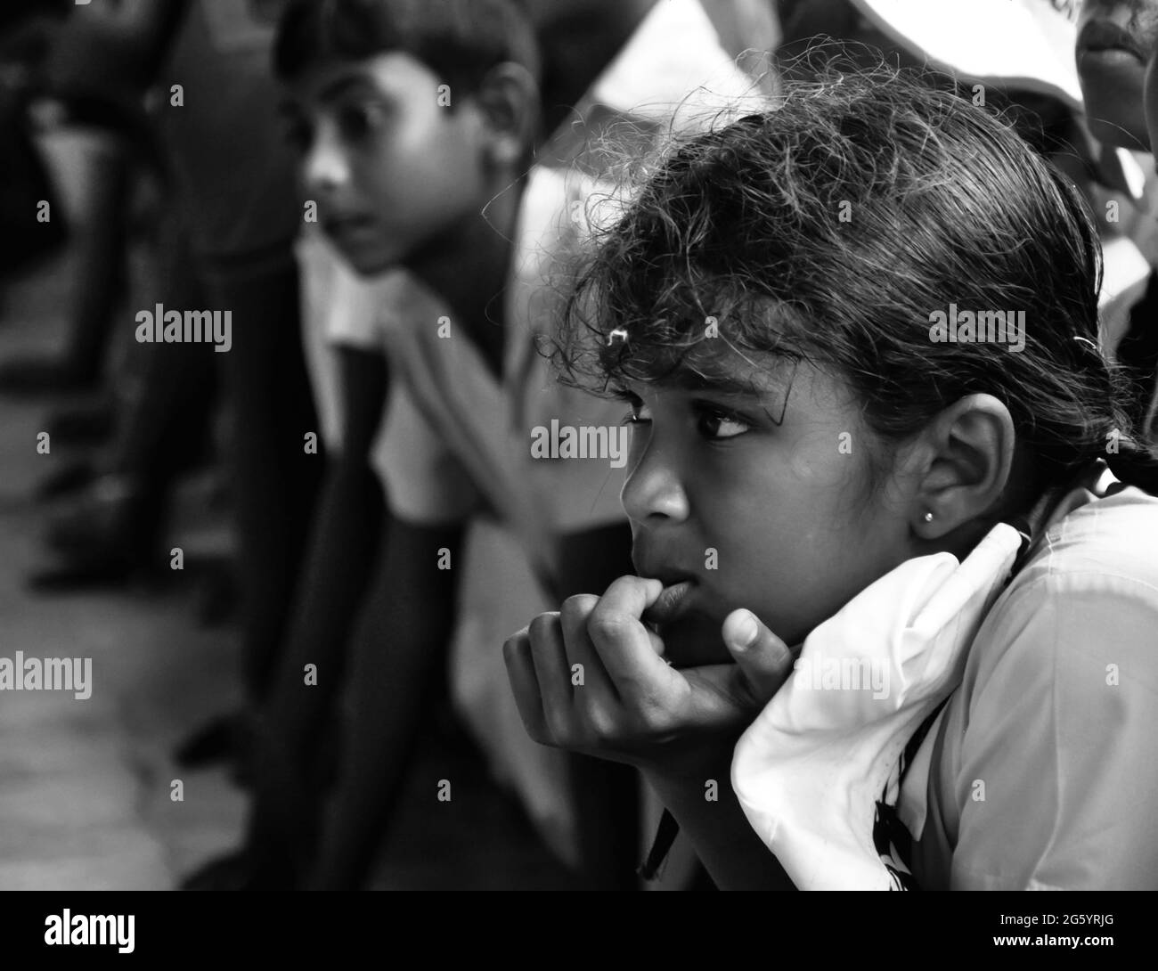 Les élèves d'école regardant un drame concer sri lanka, asie Banque D'Images