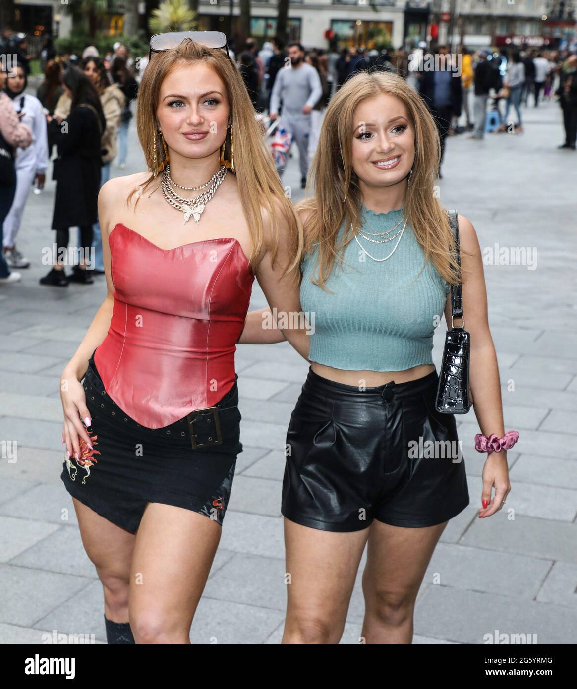 Londres, Royaume-Uni. 30 juin 2021. Maisie Smith et Scarlett Smith arrivent pour une projection VIP spéciale de Fast & Furious 9 au vue West End à Londres. Crédit : SOPA Images Limited/Alamy Live News Banque D'Images