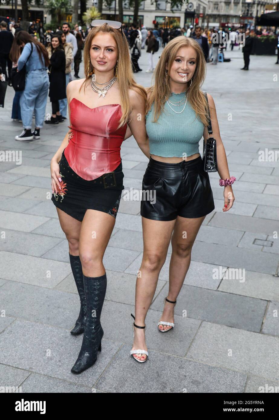 Londres, Royaume-Uni. 30 juin 2021. Maisie Smith et Scarlett Smith arrivent pour une projection VIP spéciale de Fast & Furious 9 au vue West End à Londres. Crédit : SOPA Images Limited/Alamy Live News Banque D'Images
