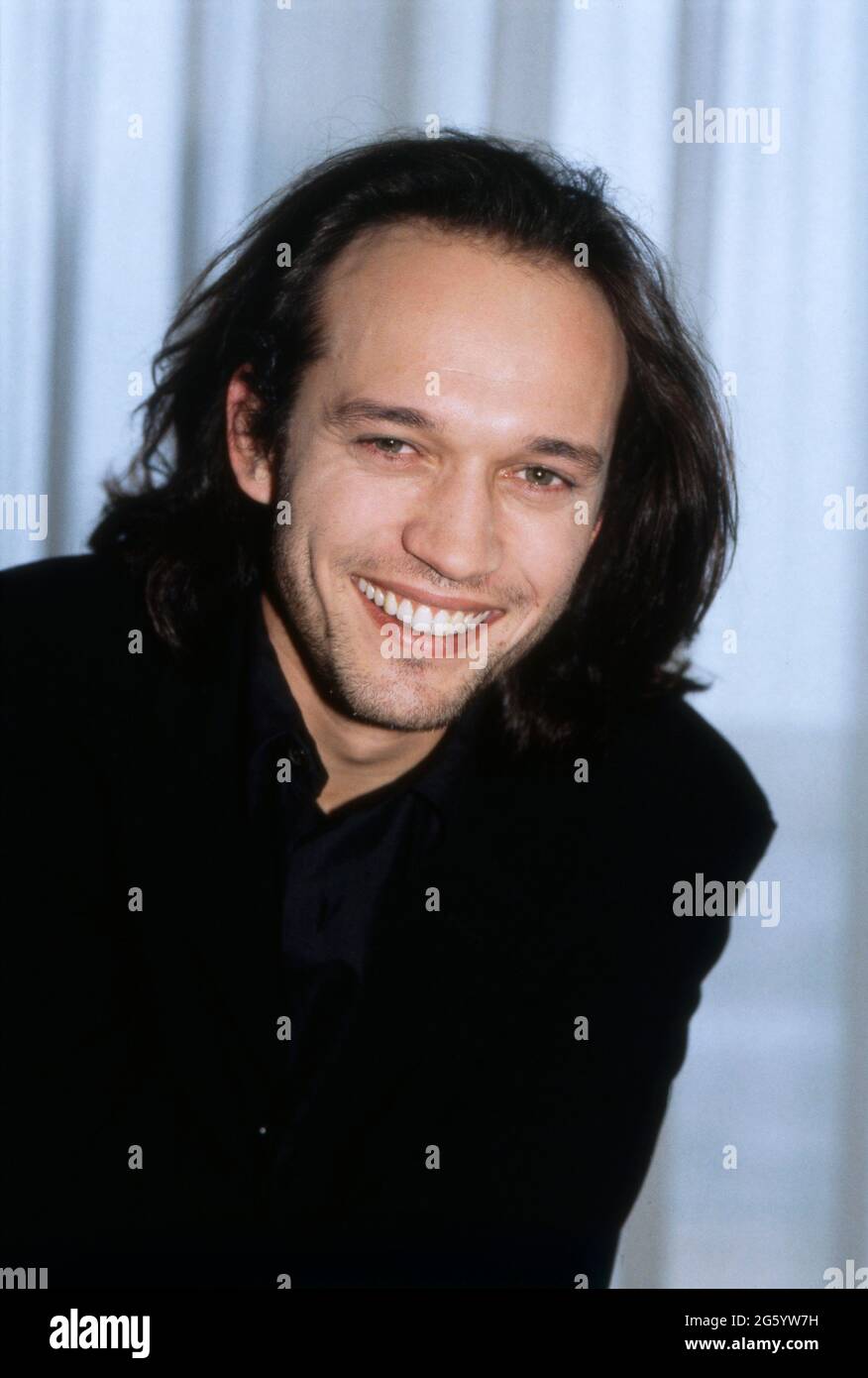 Vincent Perez, Schweizer Schauspieler, Regisseur, Drehbuchautor, Filmproduzent, BEI hier der Pressekonferenz zum film: The Crow 2, Cité des Anges, darin spielt er die Rolle des Ashe Corven, Portrait 1996. Vincent Perez, acteur, réalisateur, scénariste et producteur suisse, ici à la conférence de presse pour le film : The Crow 2, portrait 1996. Banque D'Images