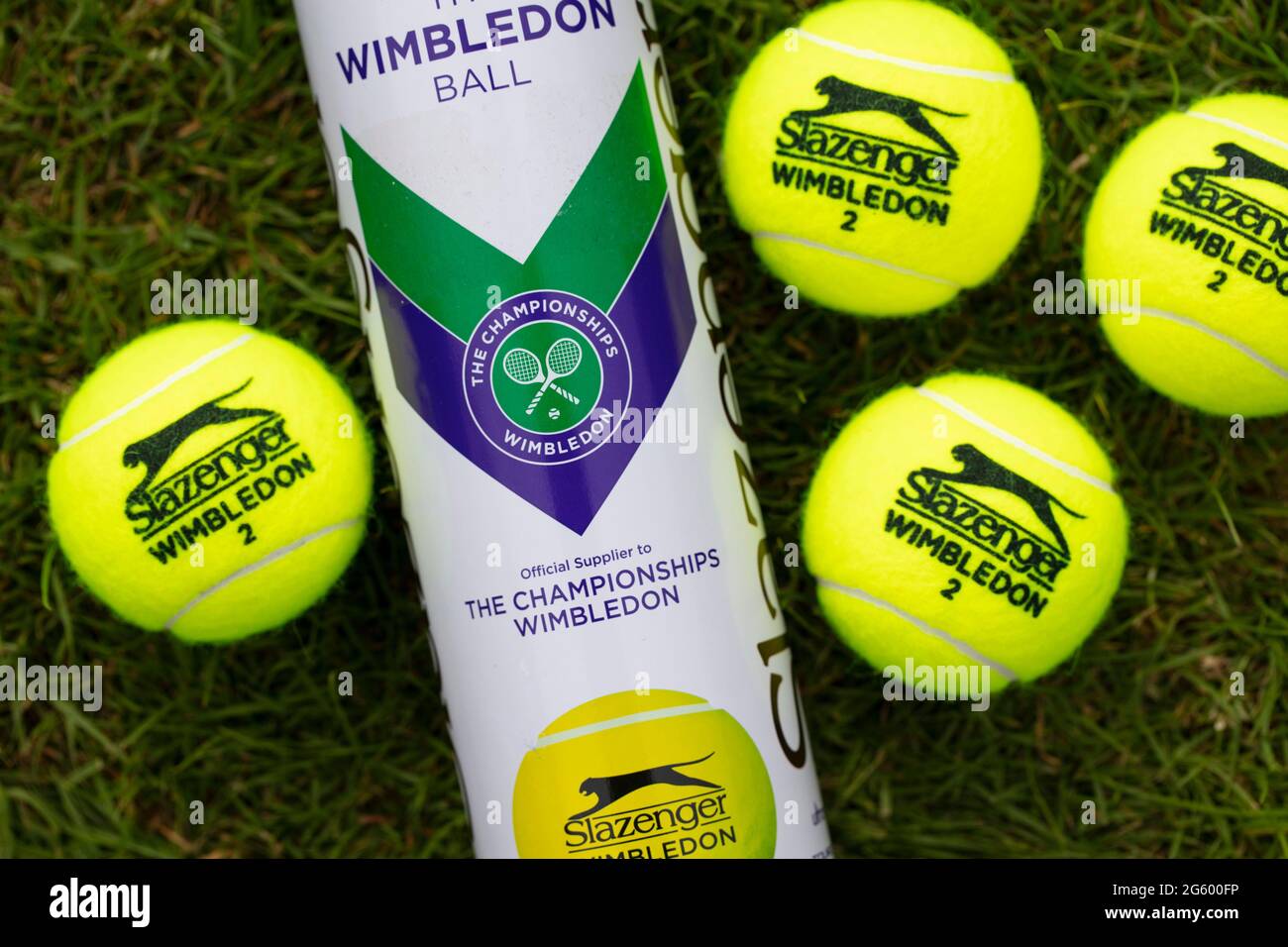 LONDRES, Royaume-Uni - juin 2021 : officiel wimbledon tennis Slazenger marque ballon sur l'herbe Banque D'Images