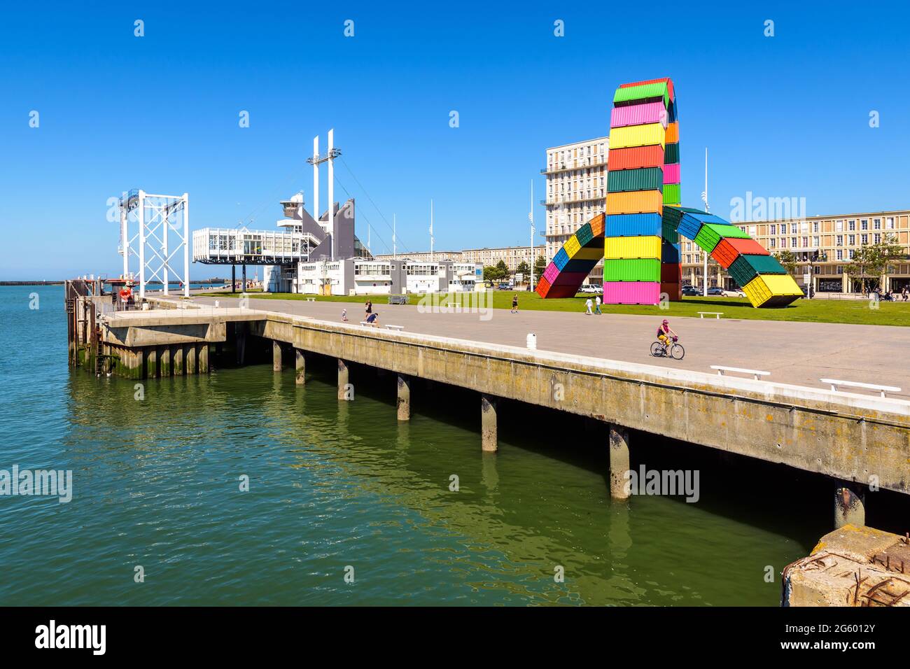 La 'Catène de containers' est une installation d'art composée de deux arches de conteneurs au Havre, en France. Banque D'Images