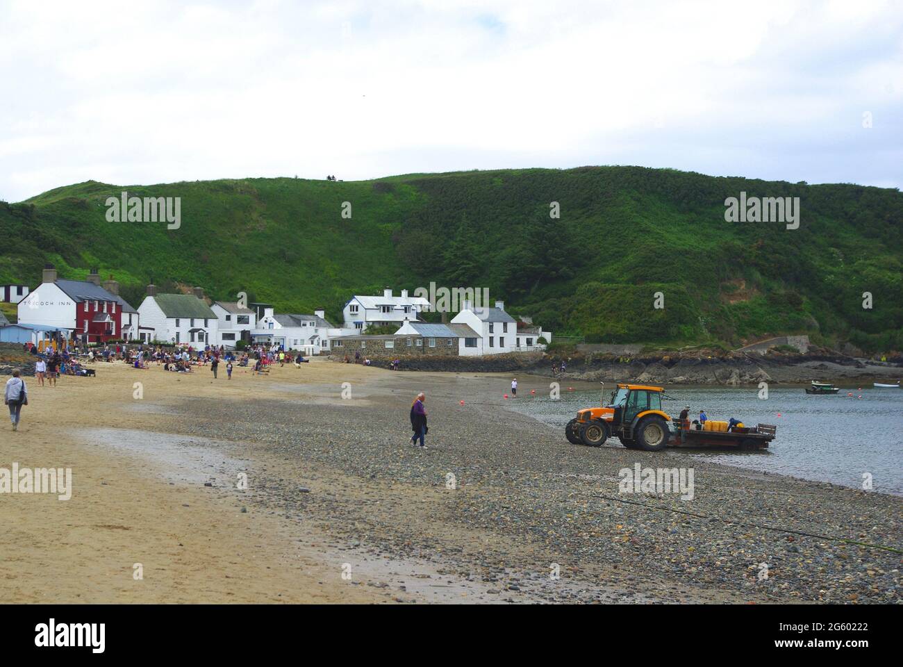Été 2021 scène de plage avec bateau de pêche en cours de transport, Porthdinllaen, Morfa Nefyn, Llyn Peninsula, Gwynedd, Pays de Galles du Nord, Royaume-Uni, Europe Banque D'Images