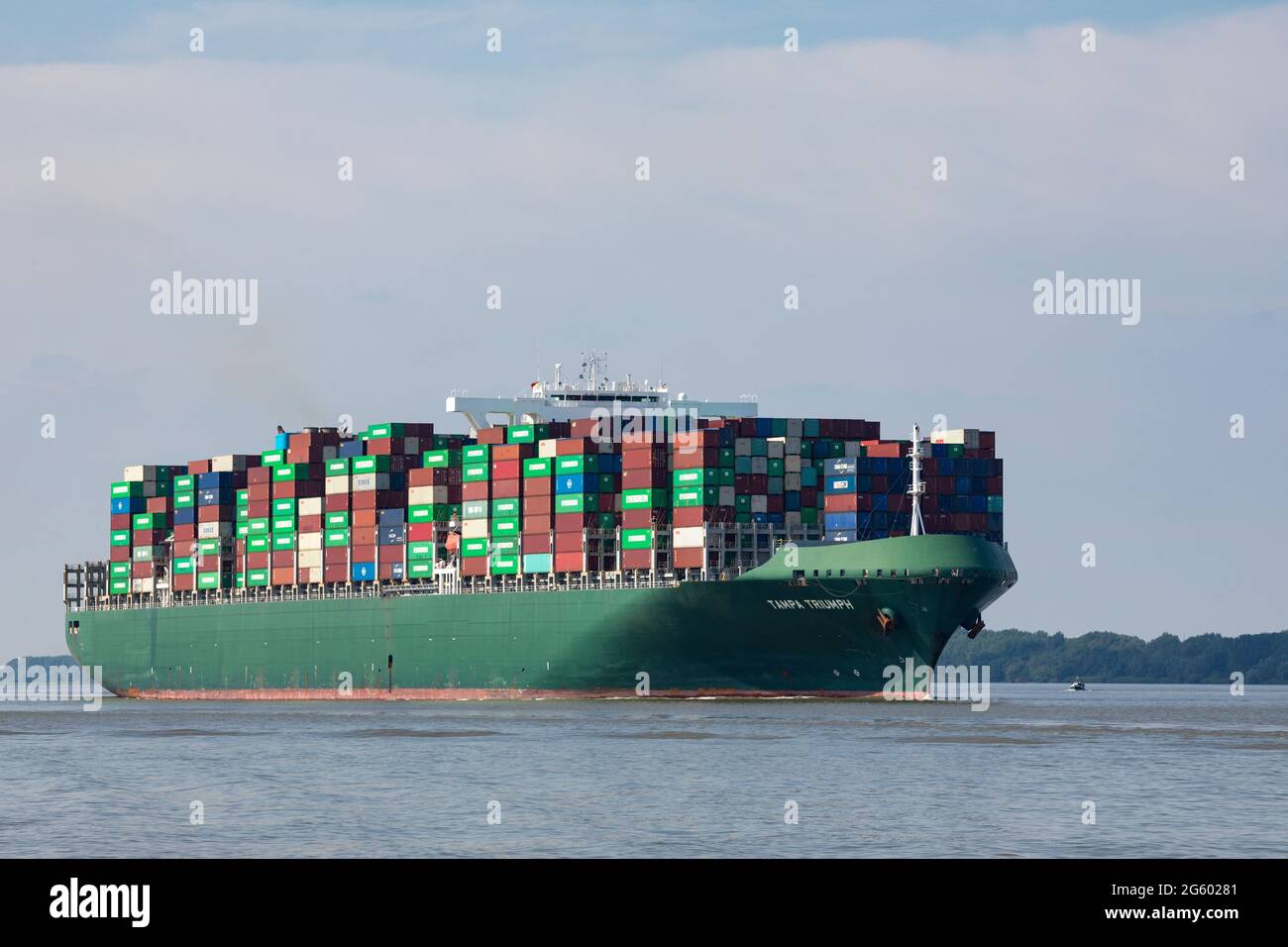 Stade, Allemagne - 25 juin 2021 : navire à conteneurs TAMPA TRIUMPH, propriété de Costamare et exploité par Evergreen Marine, sur la rivière Elbe en direction de Hambourg Banque D'Images