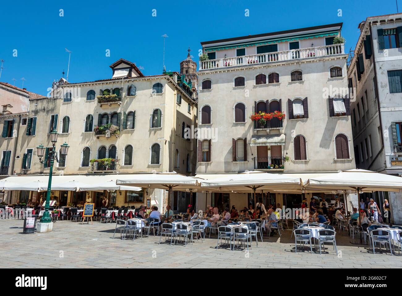 Une ligne de restaurants sur Campo S.Stefano (place Saint-Etienne) à Venise, dans le nord de l'Italie. Banque D'Images