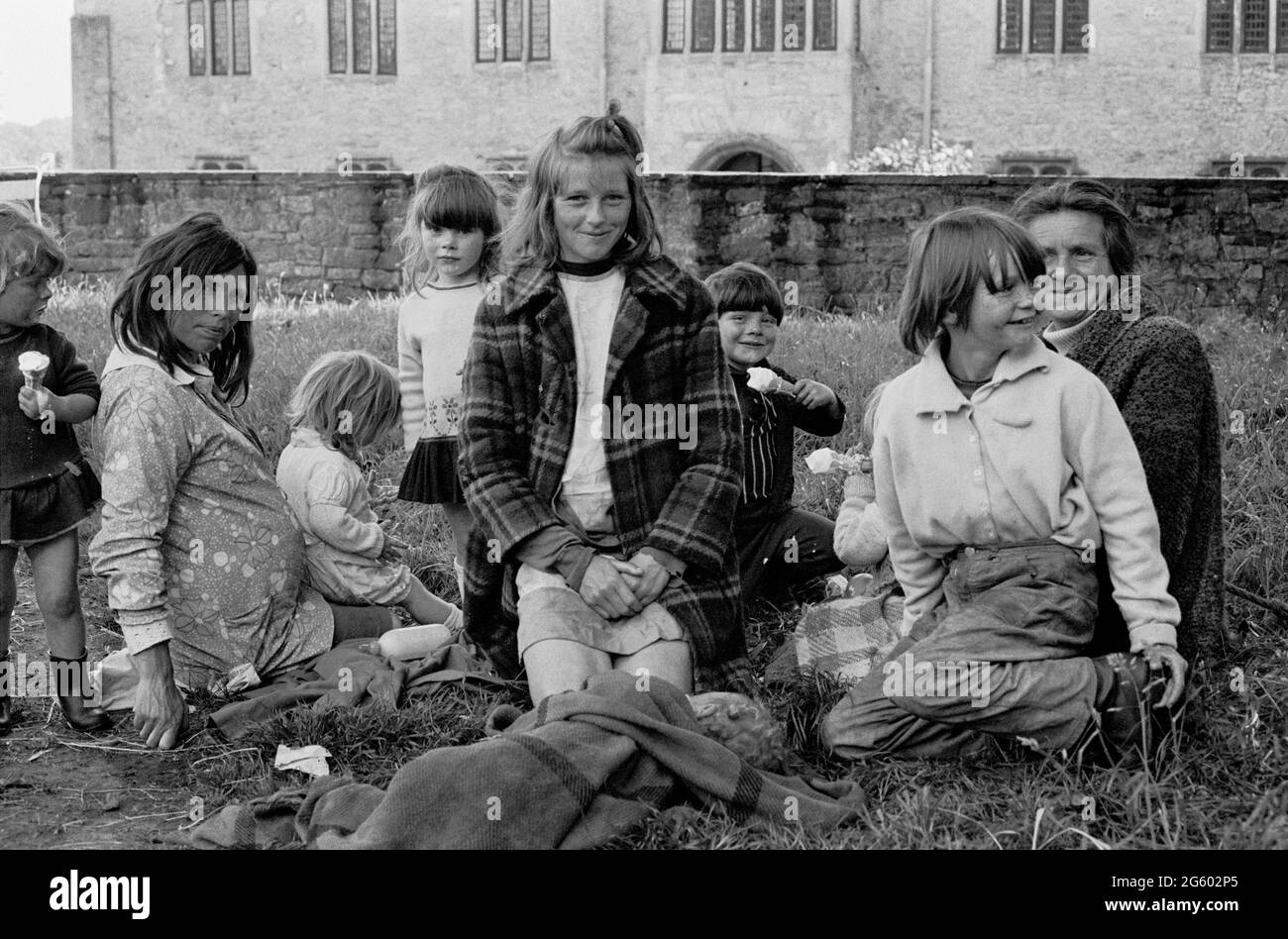 Famille de voyageurs ayant des crèmes glacées, Carrick-on-Suir, Comté de Tipperary, Irlande, 1973 Banque D'Images