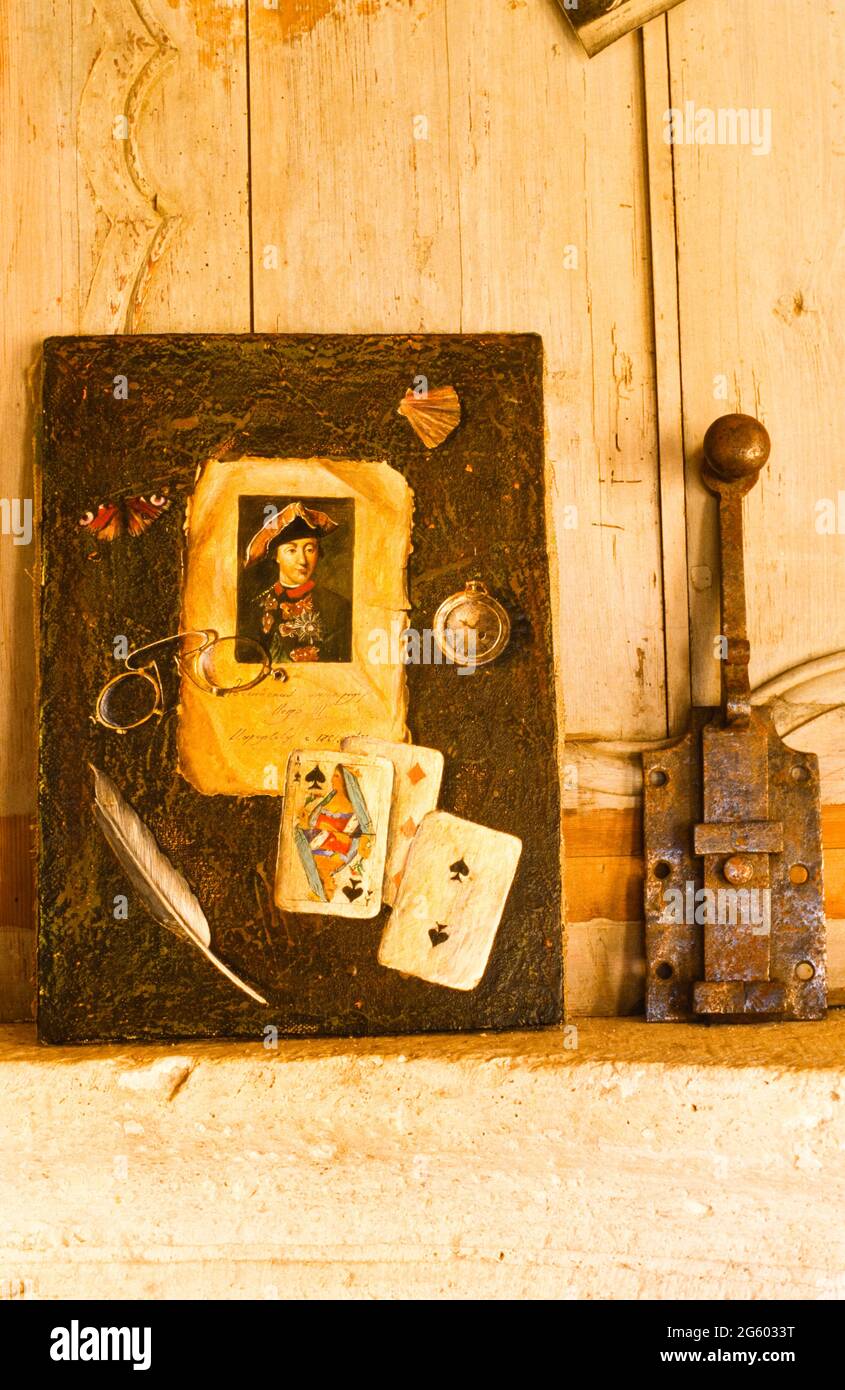 Peinture vintage adochée à une porte verrouillée Banque D'Images