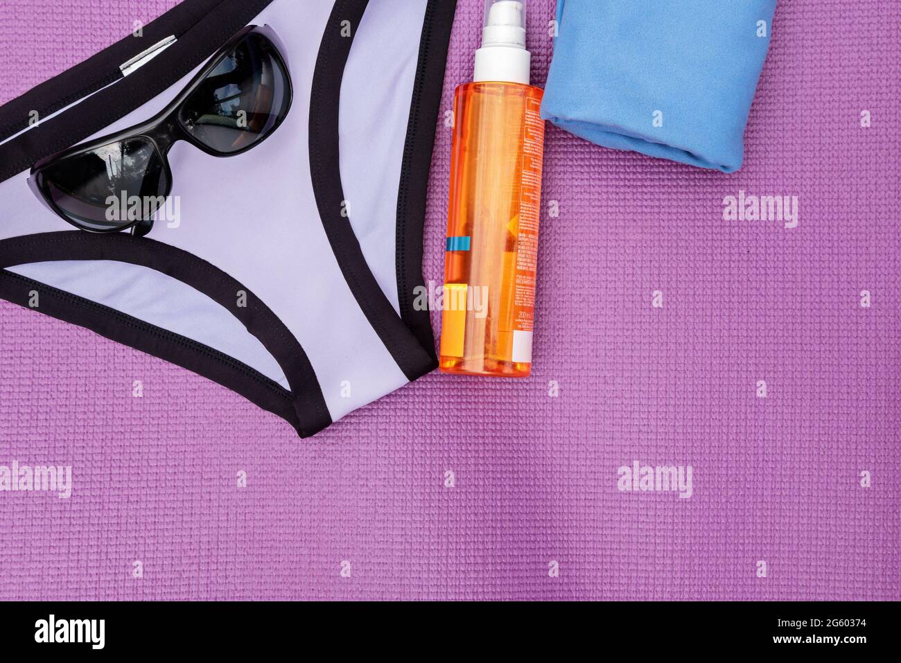 Vue de dessus des accessoires d'été sur fond violet Banque D'Images