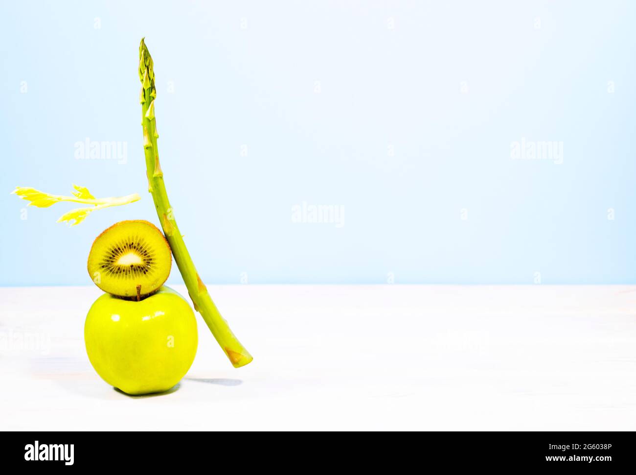 Fruits et légumes verts frais sur la table. Alimentation flottante d'équilibre. Alimentation alcaline saine. Équilibre. Copier l'espace Banque D'Images