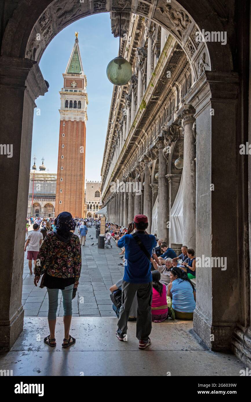 Sous l'arche face à Saint-Marc, le Campanile de Saint-Marc (clocher de Saint-Marc) se trouve sur la Piazza San Marco (place Saint-Marc) à Venise, en Italie Banque D'Images