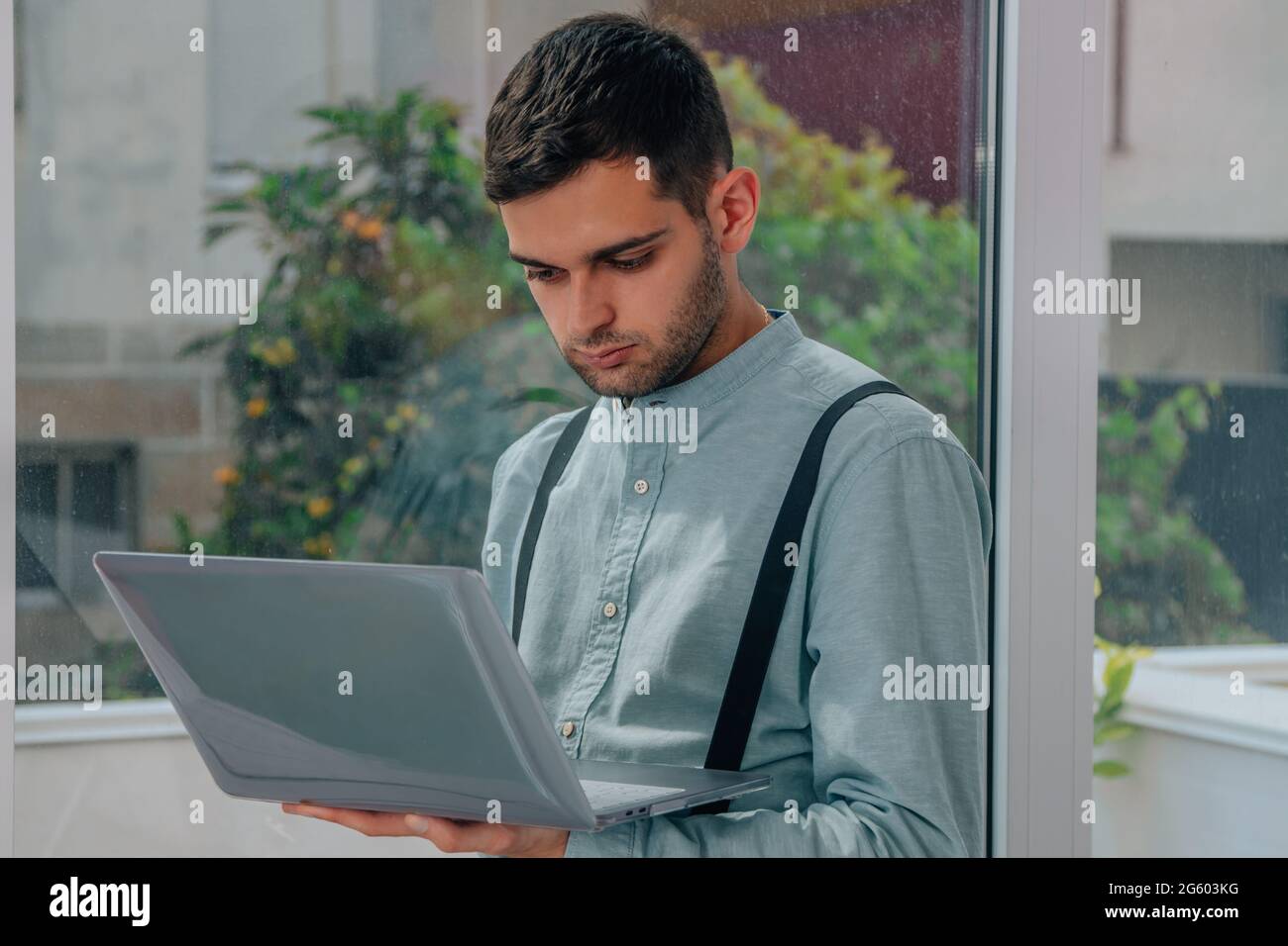 Businessman with laptop in office Banque D'Images