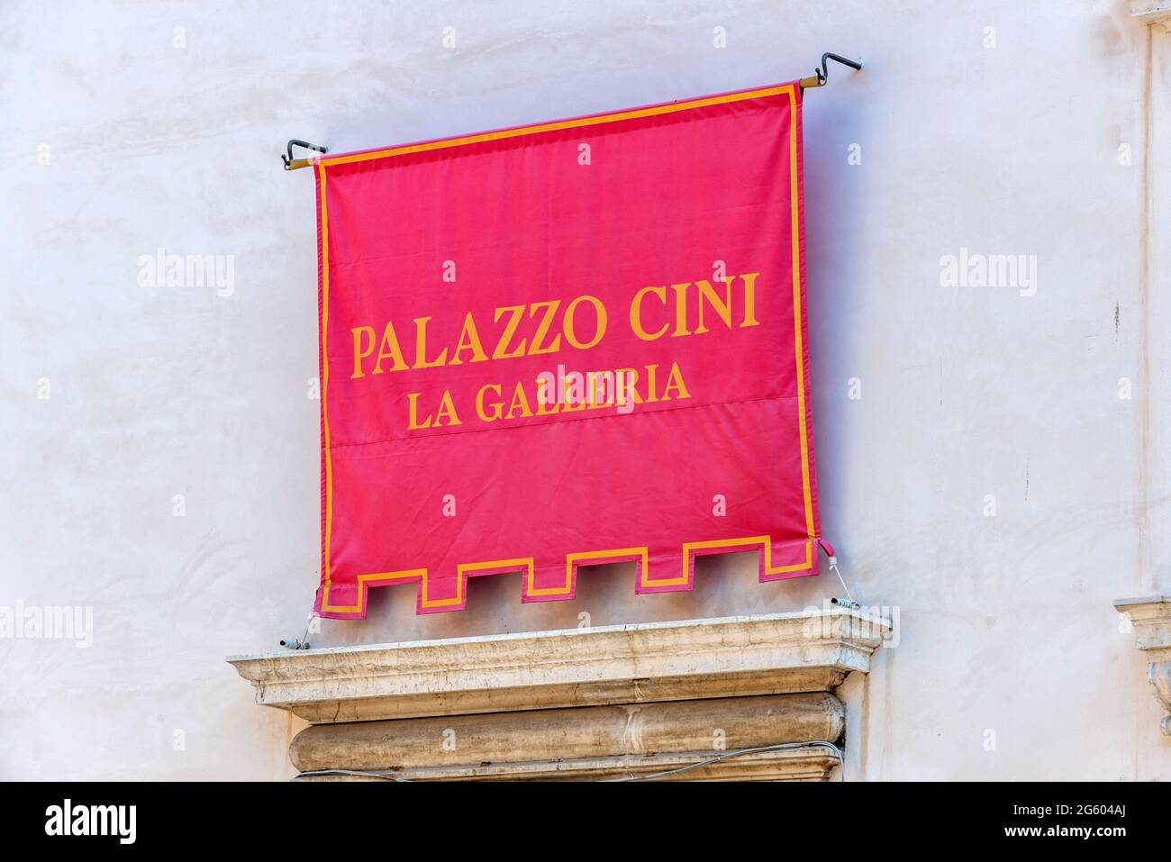 Une bannière accrochée sur le bâtiment du Palazzo Cini la Galleria sur Campo San Vio, dans le quartier Dorsoduro de Venise, dans le nord de l'Italie. La Galerie est Banque D'Images