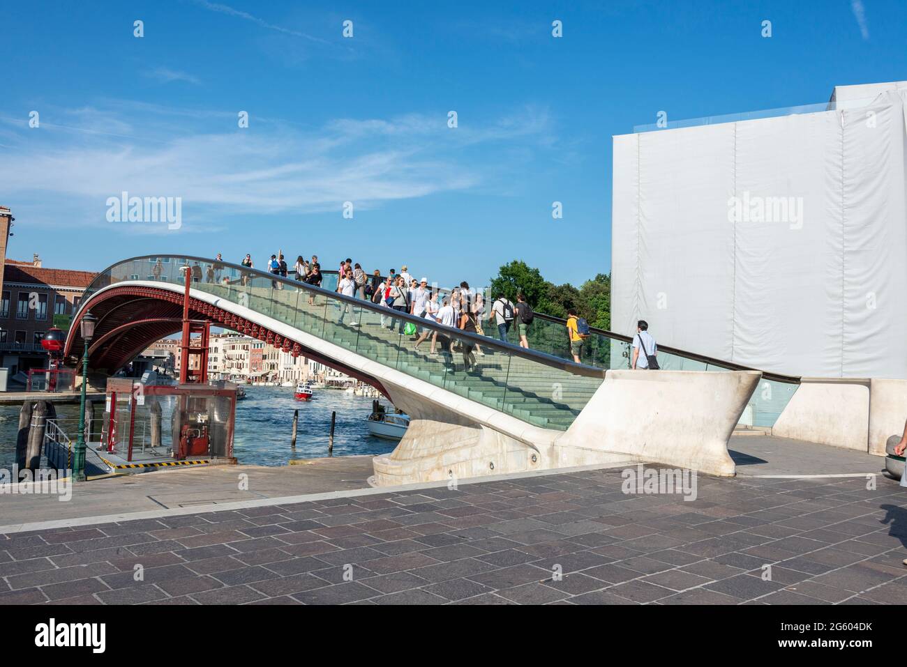 Le Ponte della Costituzione (pont de la Constitution) est le quatrième pont sur le Grand Canal à Venise, en Italie. Il a été achevé en 2007 avec beaucoup Banque D'Images