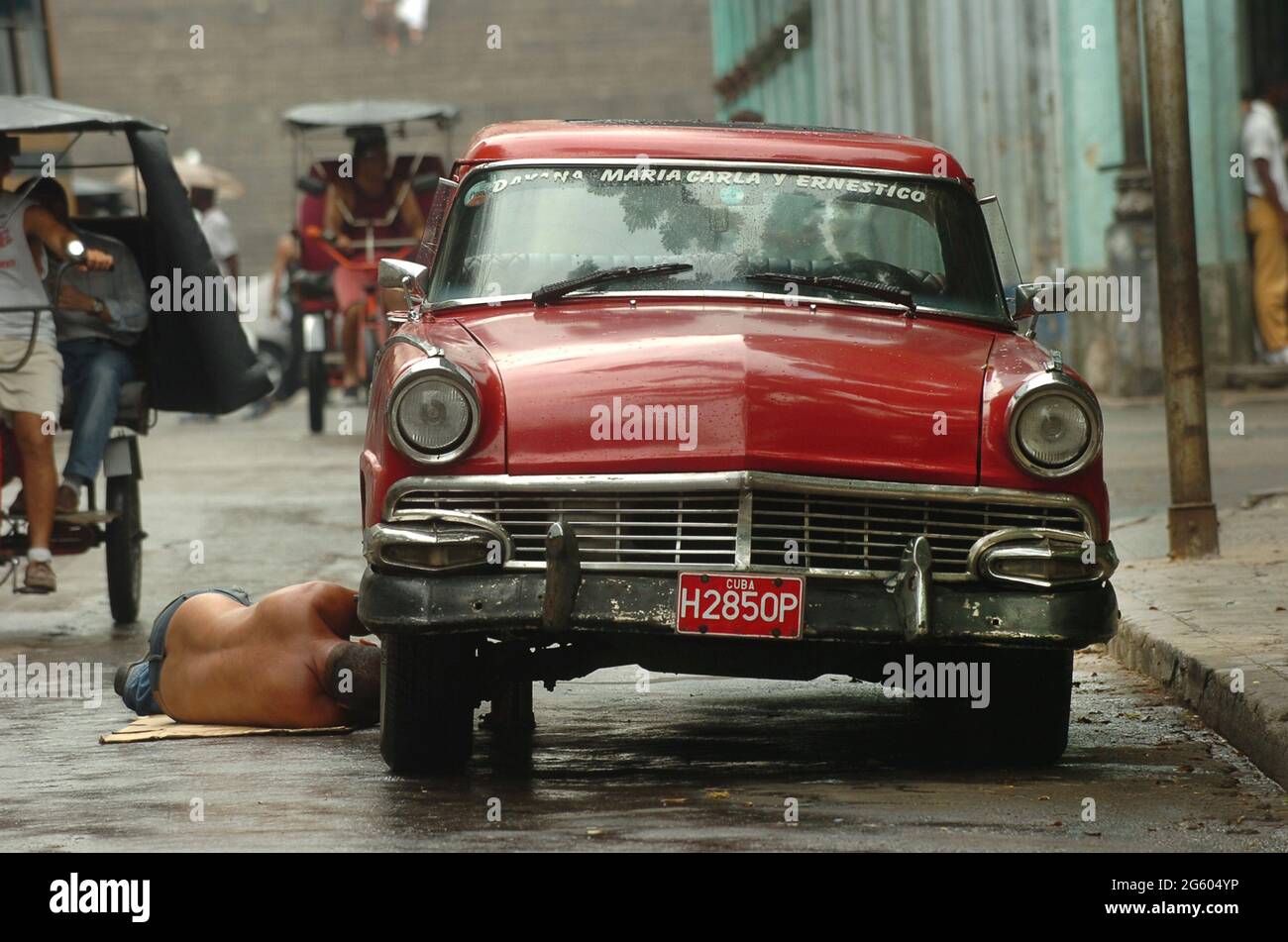 Homme répare son ancienne voiture dans les rues de la Havane, Cuba Mai 2006. Voitures réparations entretien réparations hommes cubains classique voiture d'époque réparation de panne Banque D'Images