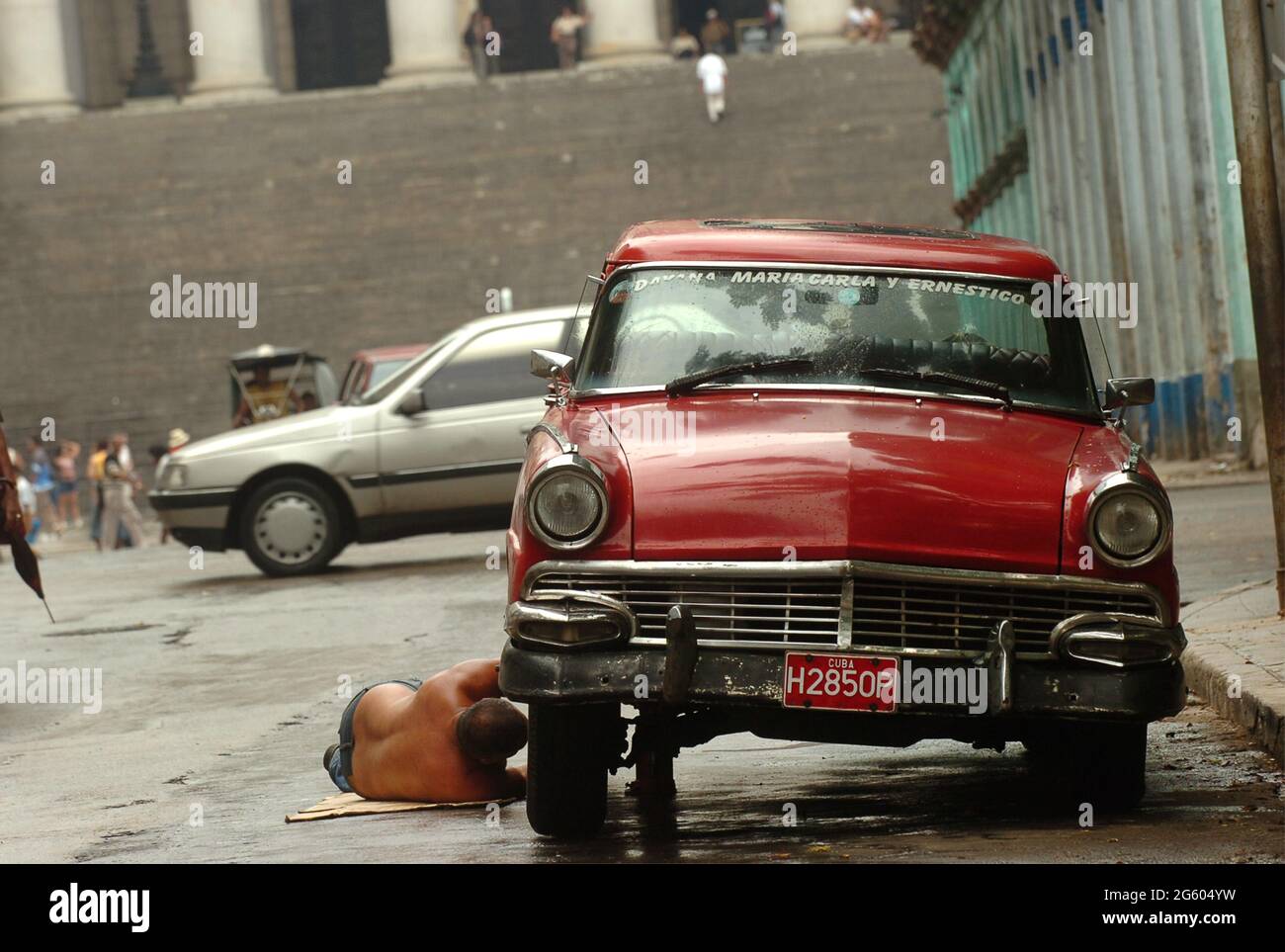 Homme répare son ancienne voiture dans les rues de la Havane, Cuba Mai 2006. Voitures réparations entretien réparations hommes cubains classique voiture d'époque réparation de panne Banque D'Images
