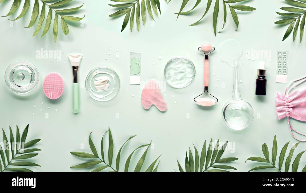 Rouleau facial en pierre de Jade et outil de massage Gua sha rose en quartz. Massage facial anti-âge pour un lever naturel et un soin tonifiant à la maison. Beauté Banque D'Images