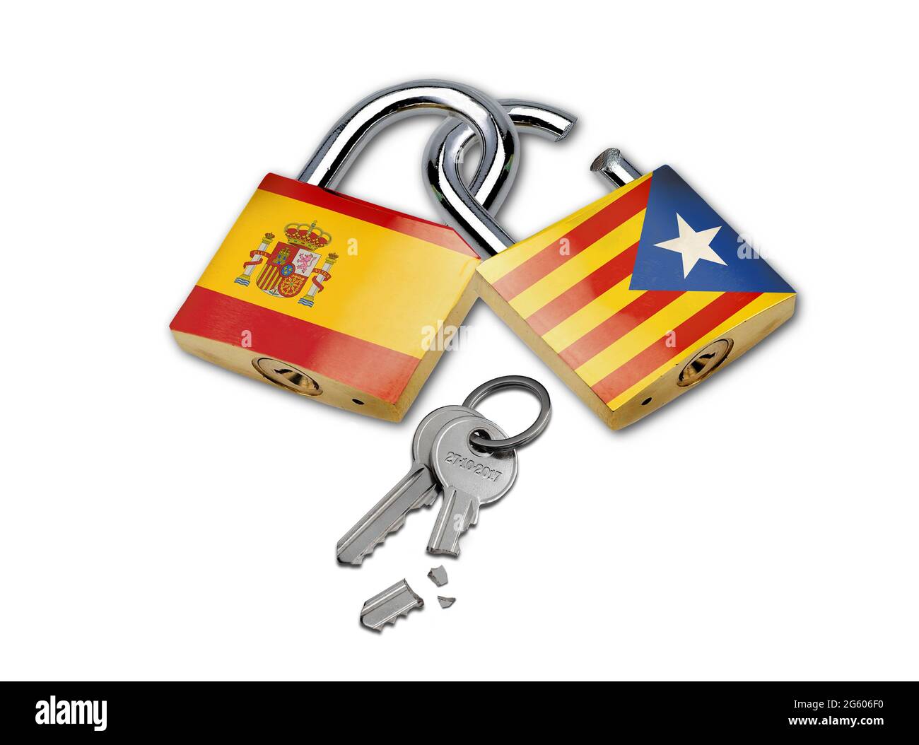 Cadenas emboîtés avec drapeau de l'Espagne et drapeau de la Catalogne isolé sur fond blanc. Image conceptuelle du conflit politique entre S Banque D'Images