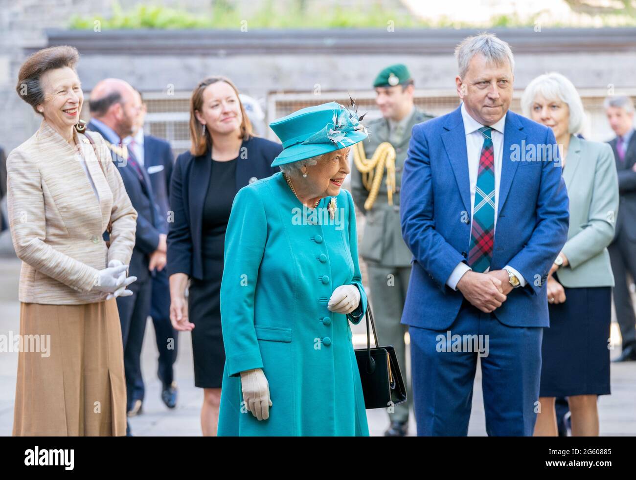 La reine Elizabeth II et la princesse royale avec le principal et le vice-chancelier Peter Mathieson (à droite), lors d'une visite à l'Edinburgh Climate change Institute, dans le cadre de son voyage traditionnel en Écosse pour la semaine de Holyrood. Date de la photo : jeudi 1er juillet 2021. Banque D'Images