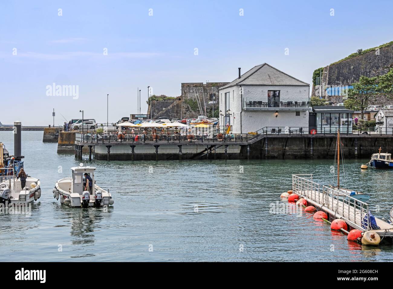 Grâce à la détente, les foules affluent vers des cafés et des restaurants en plein air tels que Pier Masters House sur Phoenic Wharf, Plymouth Barbican. Ouvert en 2020 ème Banque D'Images