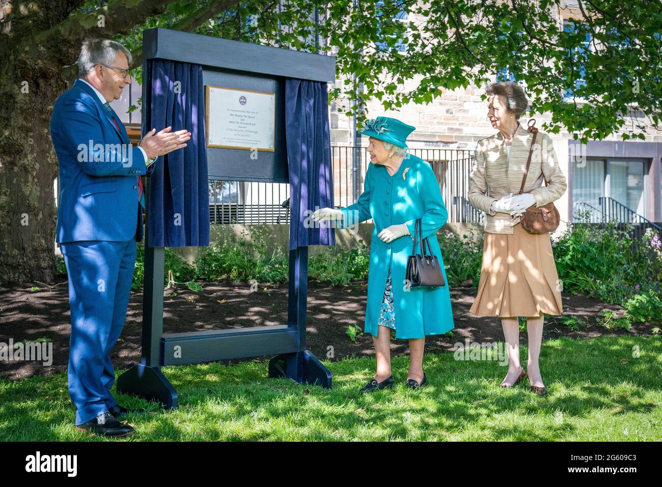 La reine Elizabeth II et la princesse royale, avec le principal et vice-chancelier Peter Mathieson (à gauche), dévoilent une plaque commémorative lors d'une visite à l'Edinburgh Climate change Institute, dans le cadre de son voyage traditionnel en Écosse pour la semaine de Holyrood. Date de la photo : jeudi 1er juillet 2021. Banque D'Images