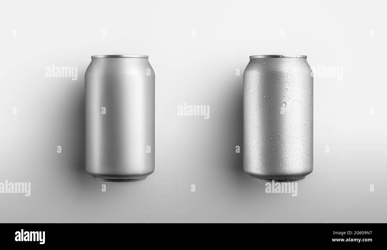 Ensemble de petites bouteilles de carbonate, en conserve avec du jus ou une boisson, avec des gouttes, isolées sur fond blanc. Boîte en étain Mockup avec eau condensée, pour pres Banque D'Images