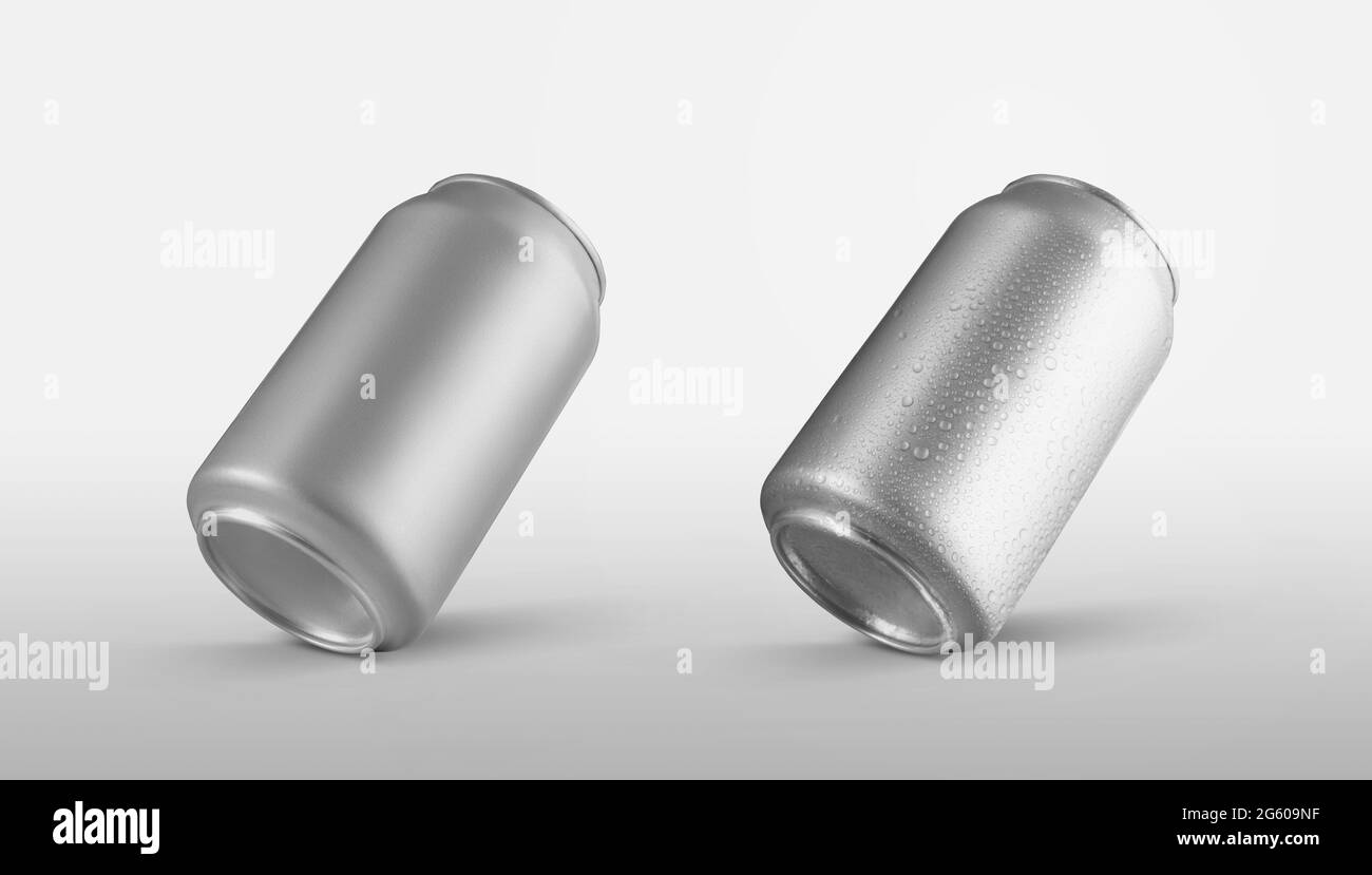 Maquette de petites boîtes en aluminium avec gouttes d'eau isolées sur fond blanc. Modèle de bouteille d'étain avec soda ou eau, pour la présentation de la conception et Banque D'Images