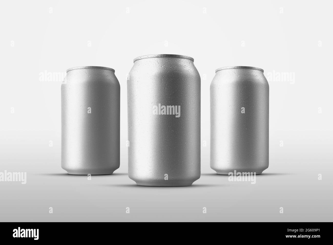 Ensemble de petites boîtes de conserve avec une boisson alcoolisée avec des gouttes d'eau, une maquette debout dans le fond pour la publicité. Modèles de récipients en aluminium f Banque D'Images