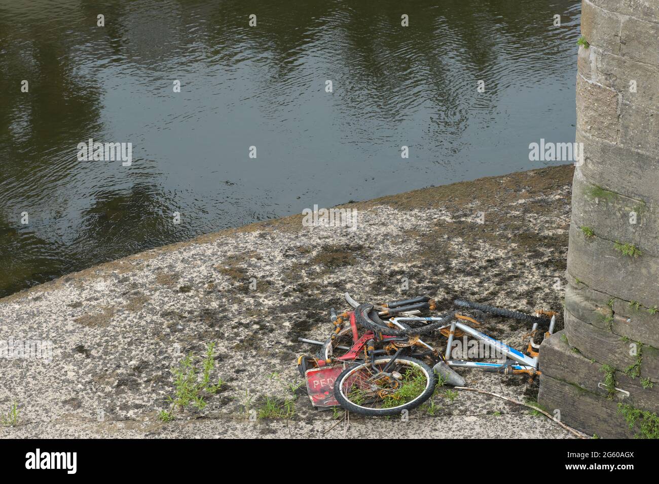 Hereford Royaume-Uni - vieilles bicyclettes rouillées et des chants de route récupérés de la rivière Wye à Hereford en attente de retrait juin 2021 Banque D'Images