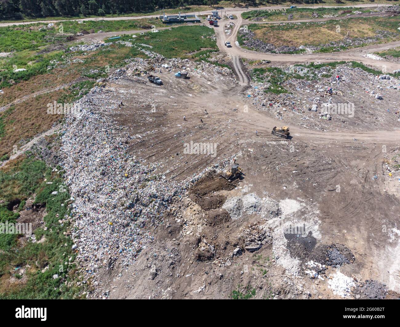 Vue aérienne de l'immense décharge de déchets. Décharge de déchets. Problème écologique, pollution de la nature. Consumérisme économie inconvénients. Banque D'Images