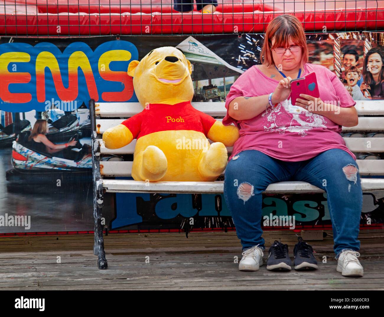 Un jouet doux et son propriétaire sur Brighton Palace Pier Banque D'Images