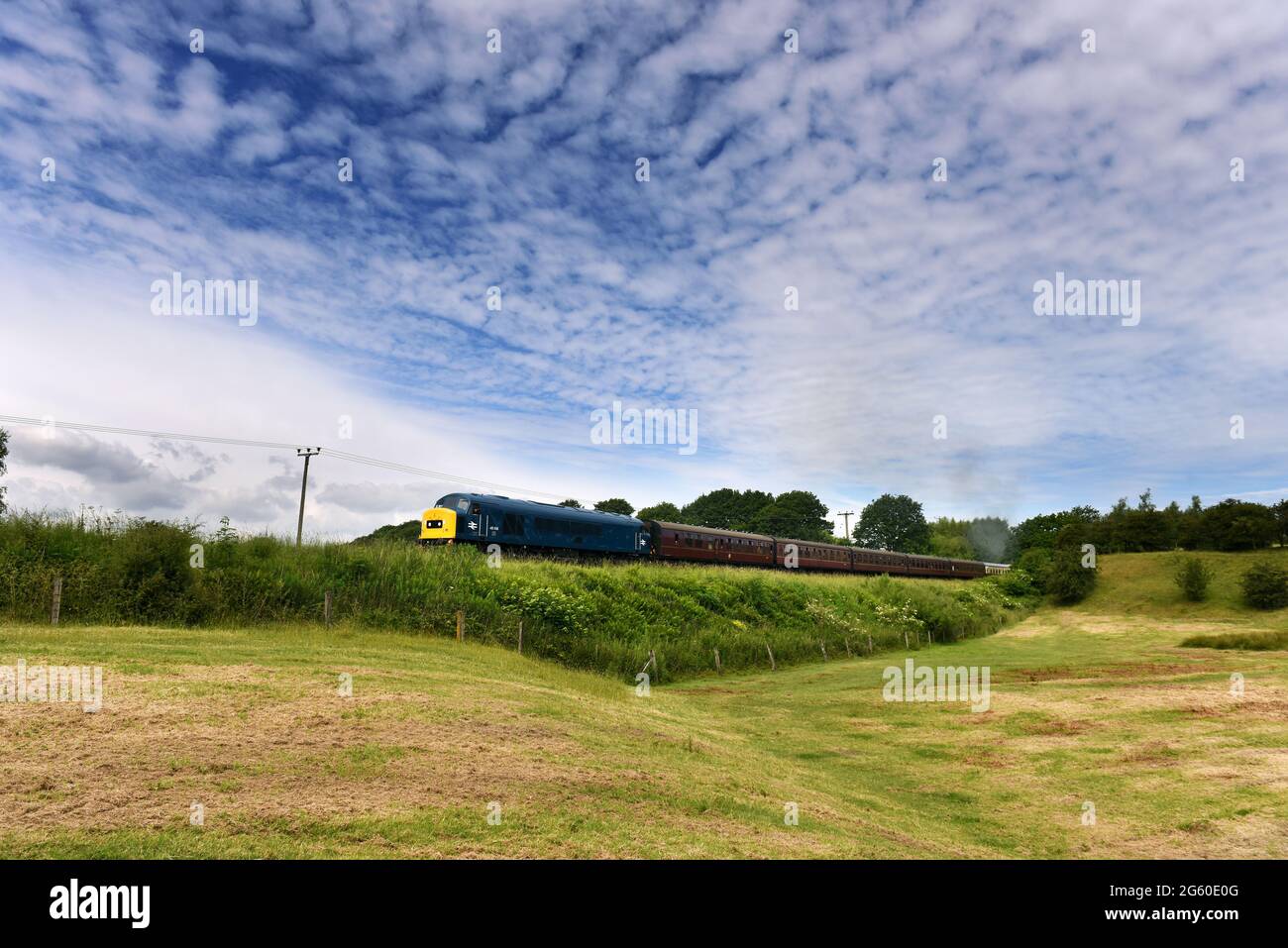 Lancashire, Royaume-Uni, jeudi 01 juillet 2021. Le spectaculaire Summer Diesel annuel a commencé aujourd'hui sous un beau ciel bleu sur le chemin de fer East Lancashire. L'événement de quatre jours présentera plus d'une douzaine de la flotte ferroviaire de moteurs diesel et devrait attirer des centaines de visiteurs au cours du week-end. Les moteurs diesel transportent les passagers de l'arrêt Burrs Country Park à Bury sur la route de Rawtenstall. Crédit: Paul Heyes/ Alamy Live News Banque D'Images