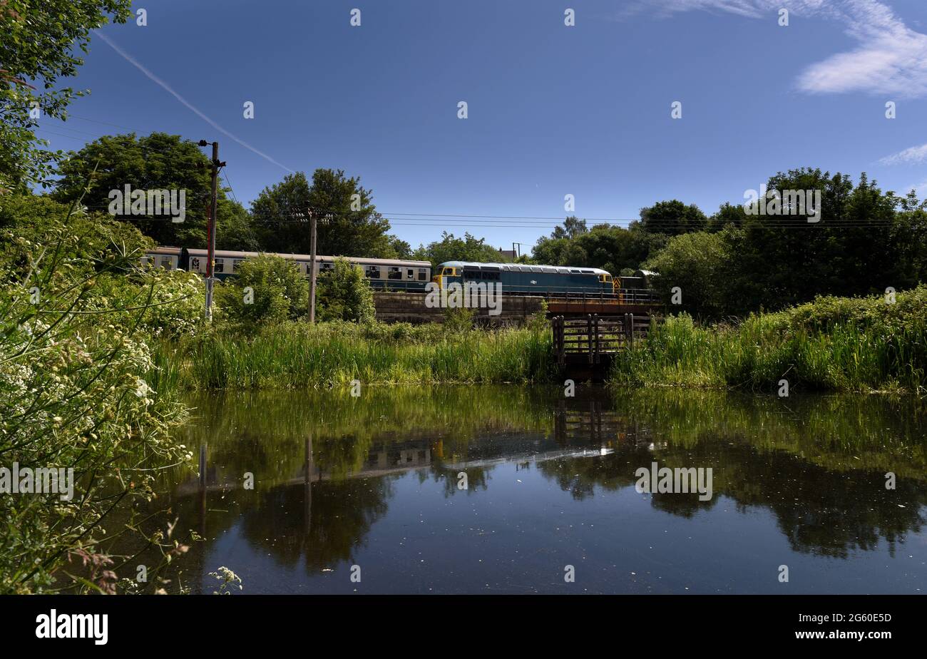 Lancashire, Royaume-Uni, jeudi 01 juillet 2021. Le spectaculaire Summer Diesel annuel a commencé aujourd'hui sous un beau ciel bleu sur le chemin de fer East Lancashire. L'événement de quatre jours présentera plus d'une douzaine de la flotte ferroviaire de moteurs diesel et devrait attirer des centaines de visiteurs au cours du week-end. Les moteurs diesel transportent les passagers de l'arrêt Burrs Country Park à Bury sur la route de Rawtenstall. Crédit: Paul Heyes/ Alamy Live News Banque D'Images