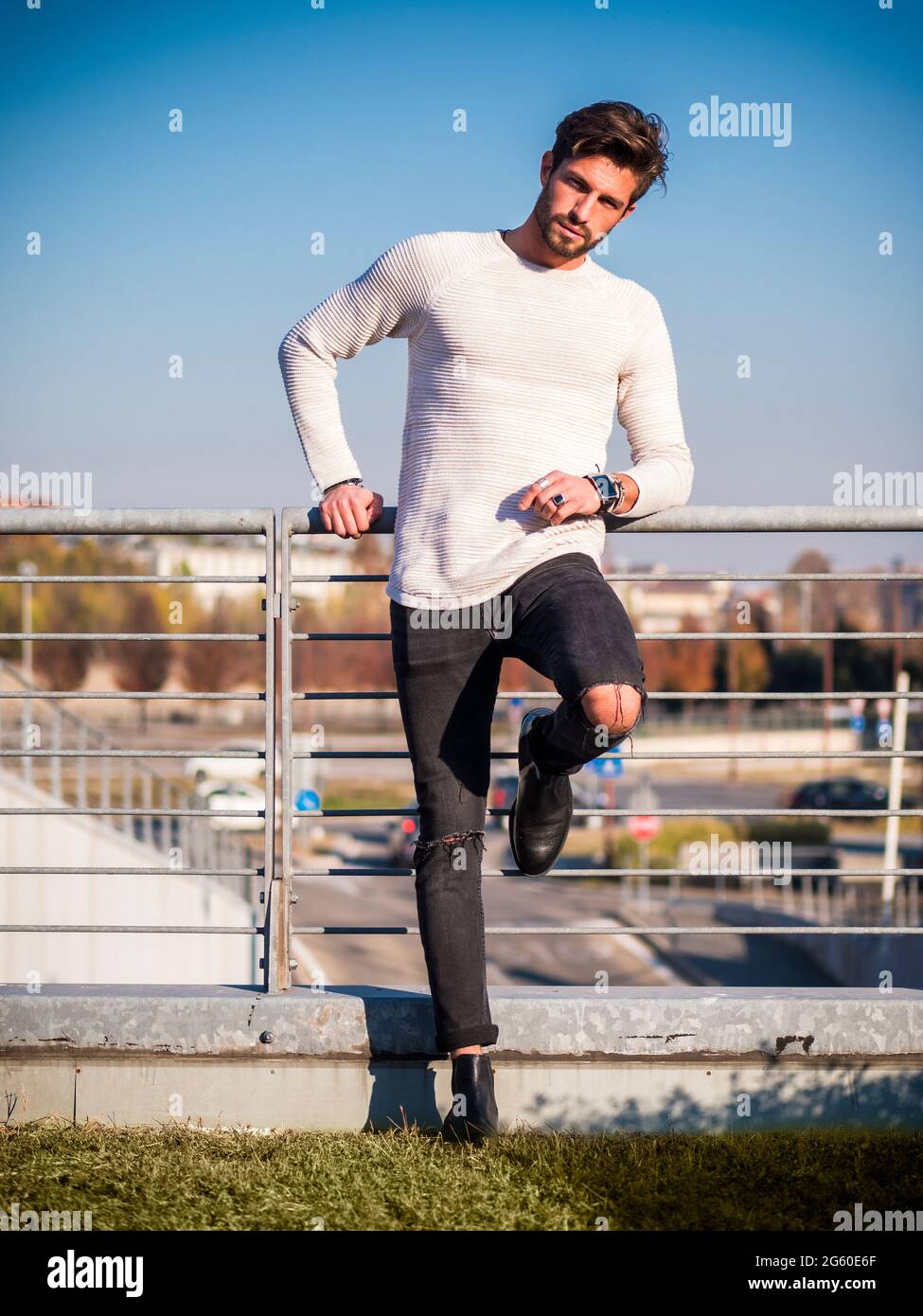 Un homme séduisant dans l'environnement de la ville de porter cardigan Banque D'Images