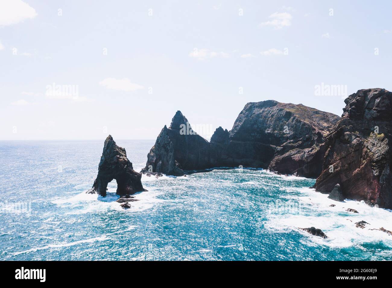 Vue aérienne des rochers et falaises de la pile de mer à Ponta de Sao Lourenco, Canique, île de Madère, Portugal Banque D'Images