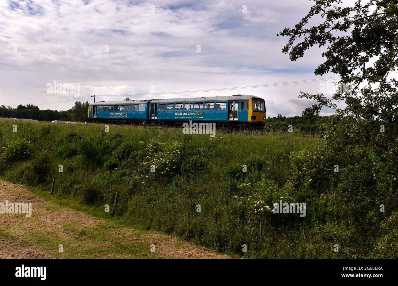 Lancashire, Royaume-Uni, jeudi 01 juillet 2021. Le spectaculaire Summer Diesel annuel a commencé aujourd'hui sous un beau ciel bleu sur le chemin de fer East Lancashire. L'événement de quatre jours présentera plus d'une douzaine de la flotte ferroviaire de moteurs diesel et devrait attirer des centaines de visiteurs au cours du week-end. Les moteurs diesel transportent les passagers de l'arrêt Burrs Country Park à Bury sur la route de Rawtenstall. Crédit: Paul Heyes/ Alamy Live News Banque D'Images