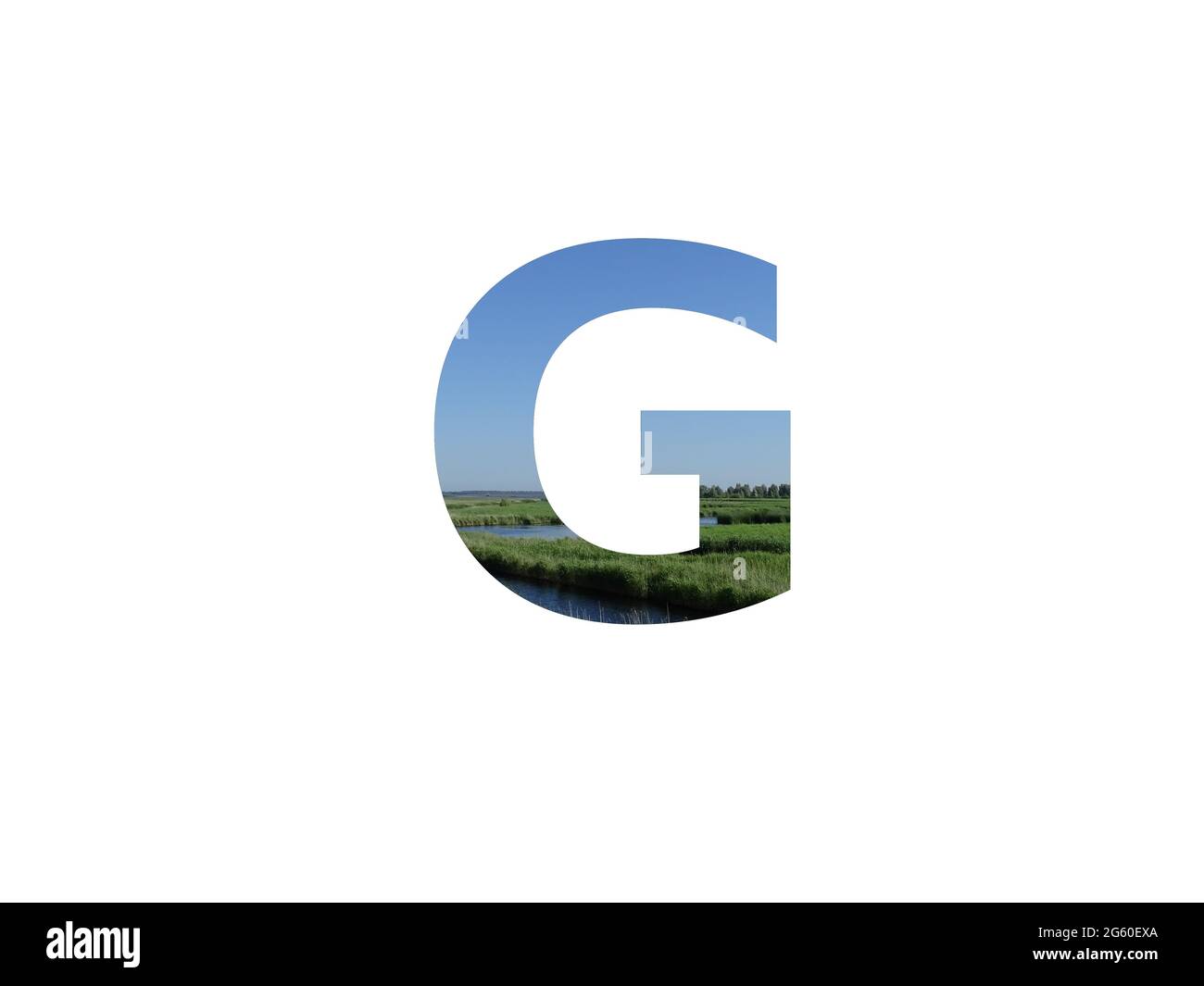 Lettre G de l'alphabet fait avec paysage avec herbe, ruisseau et un ciel bleu Banque D'Images