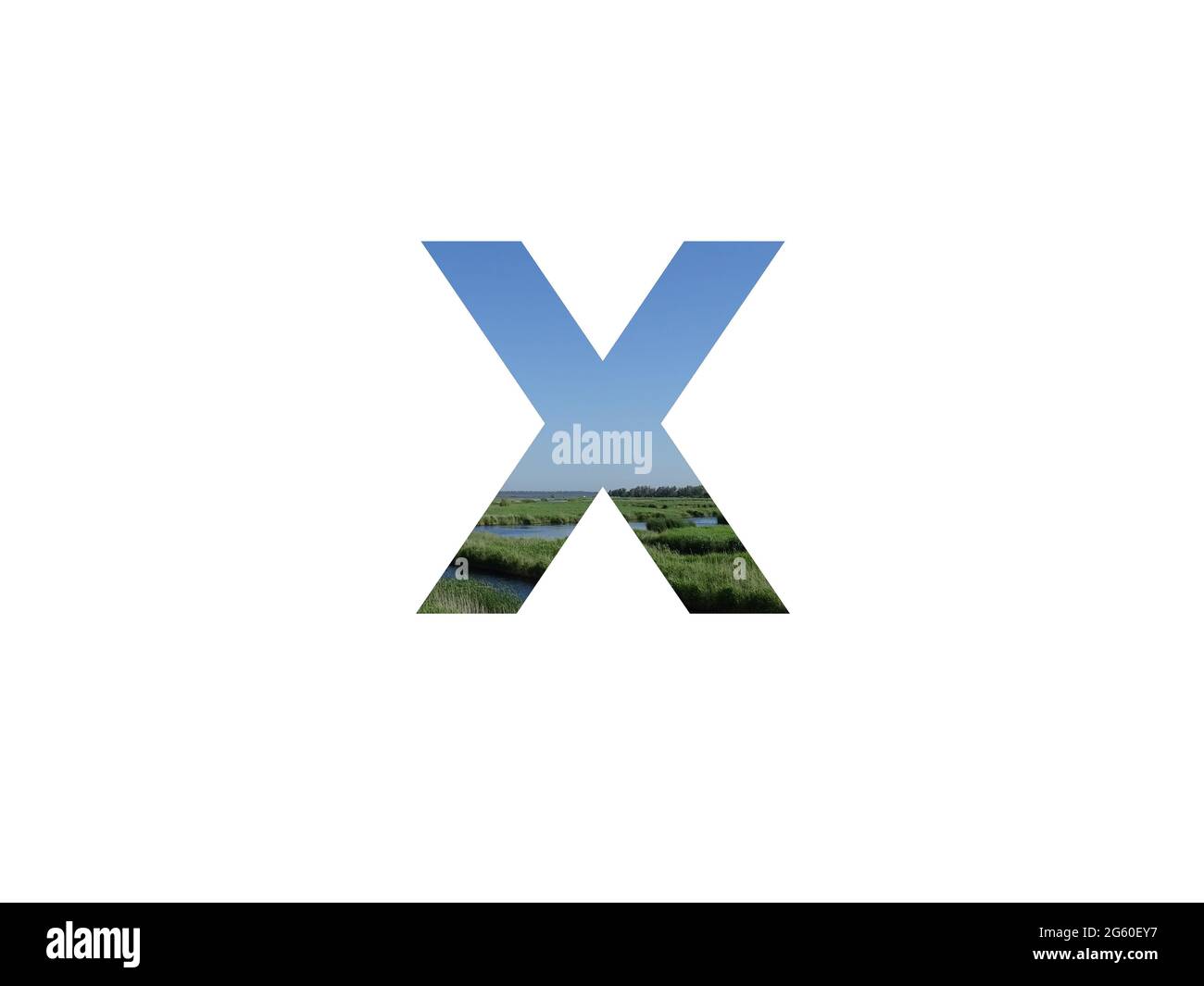 Lettre X de l'alphabet faite avec paysage avec herbe, ruisseau et un ciel bleu Banque D'Images