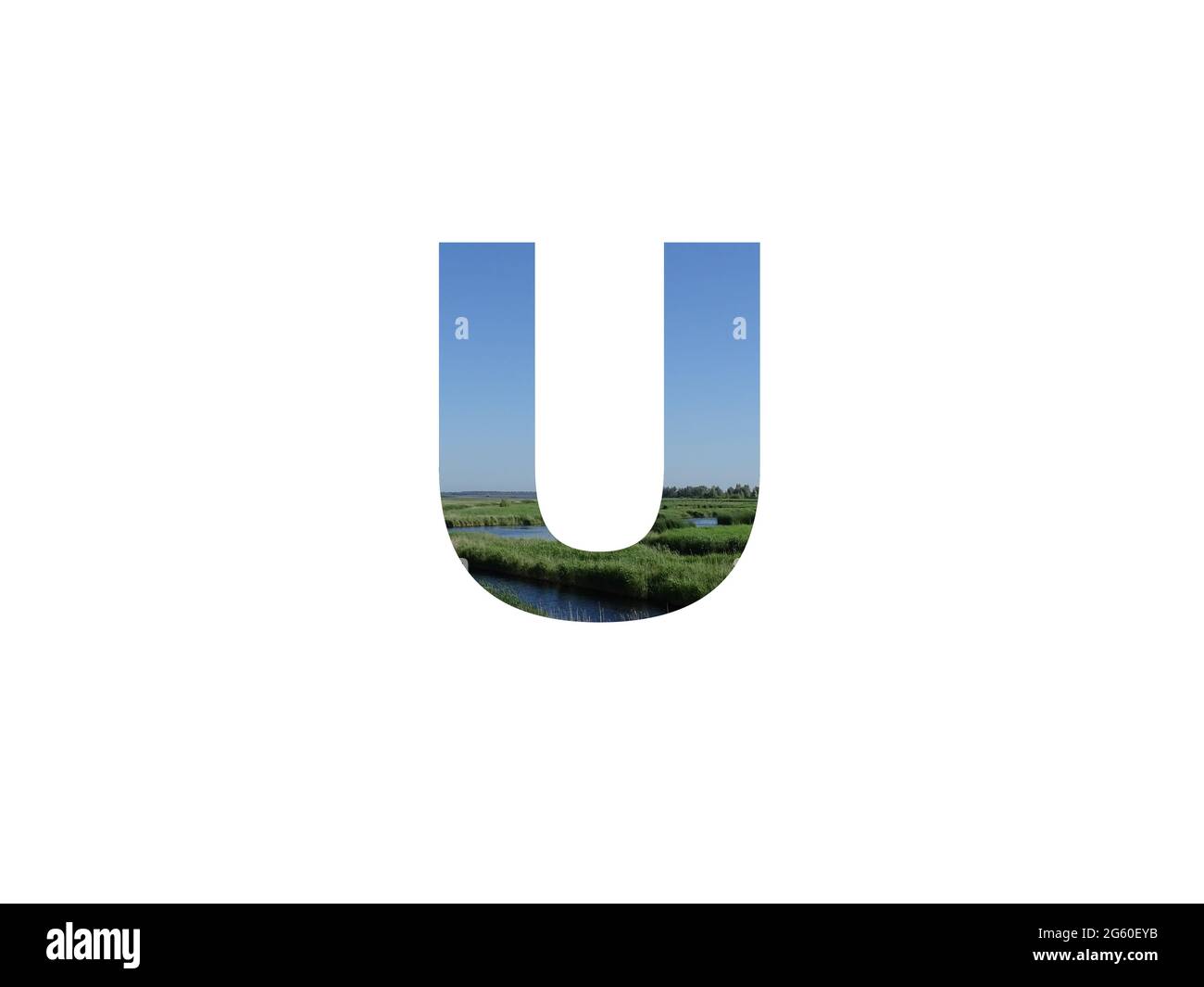 Lettre U de l'alphabet faite avec paysage avec herbe, ruisseau et un ciel bleu Banque D'Images