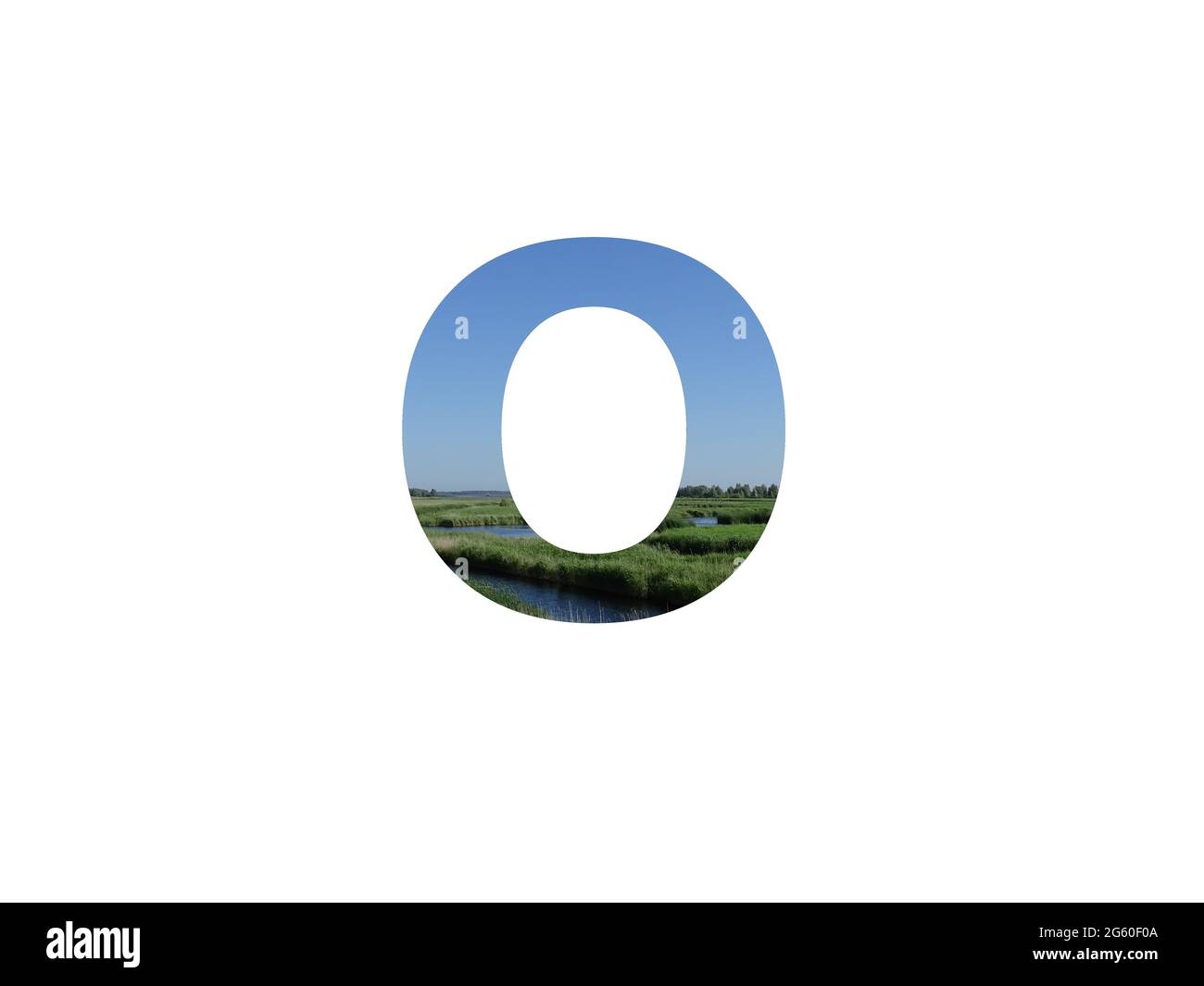 Lettre O de l'alphabet fait avec paysage avec herbe, ruisseau et un ciel bleu Banque D'Images