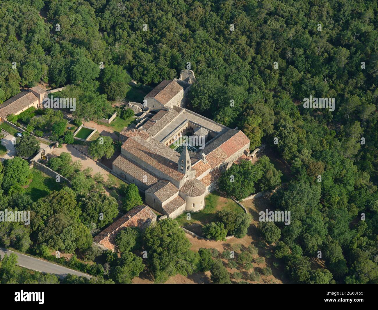 VUE AÉRIENNE. Abbaye cistercienne vieille de plusieurs siècles dans une partie boisée et isolée de la région du Var. Le Thoronet, France. Banque D'Images