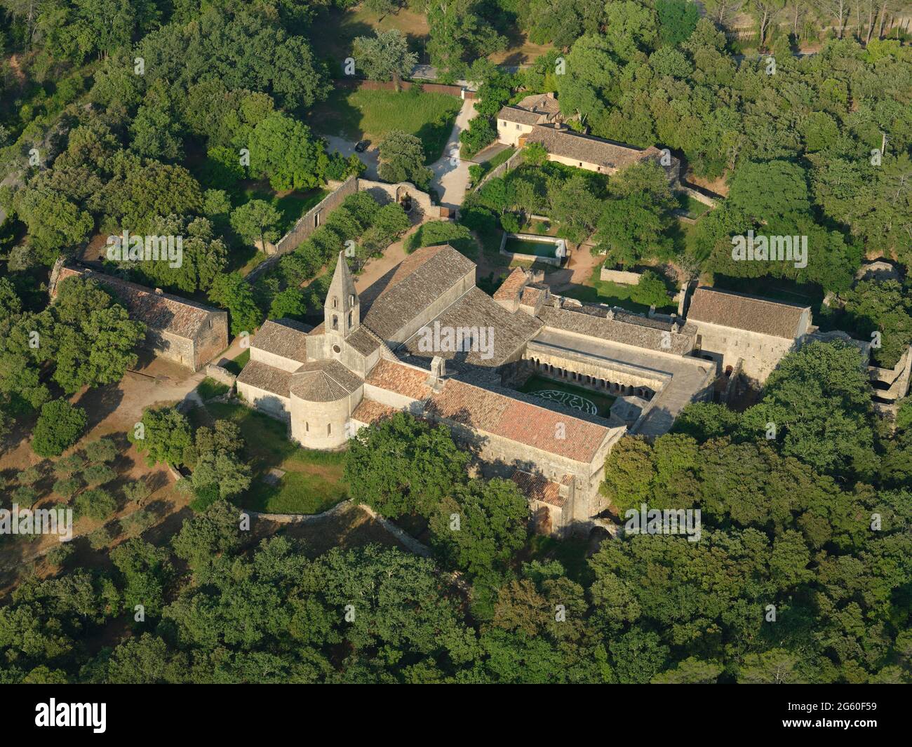 VUE AÉRIENNE. Abbaye cistercienne vieille de plusieurs siècles dans une partie boisée et isolée de la région du Var. Le Thoronet, France. Banque D'Images