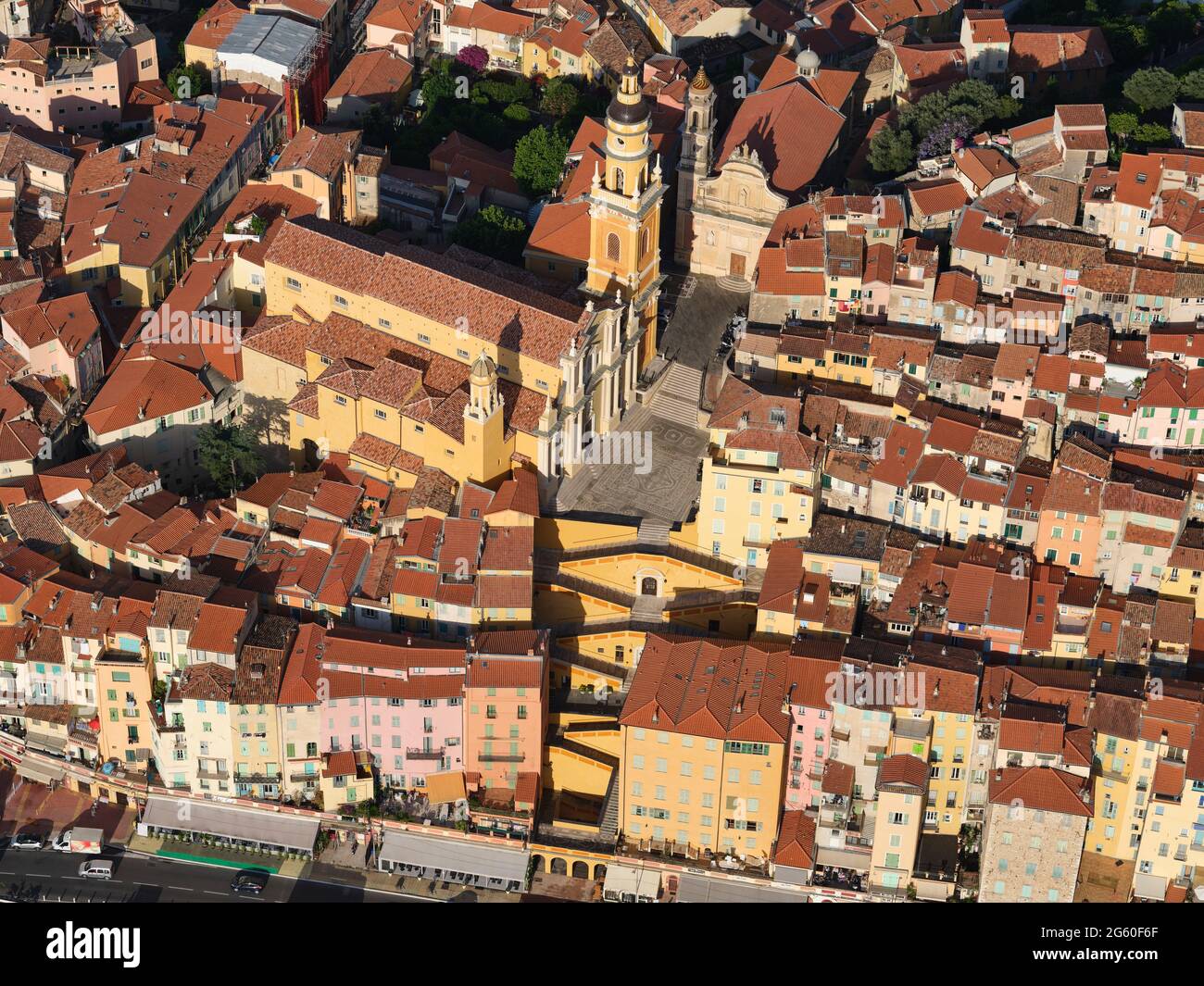 VUE AÉRIENNE. Basilique Saint-Michel Archange accessible depuis la mer par un escalier raide. Menton, Côte d'Azur, France. Banque D'Images